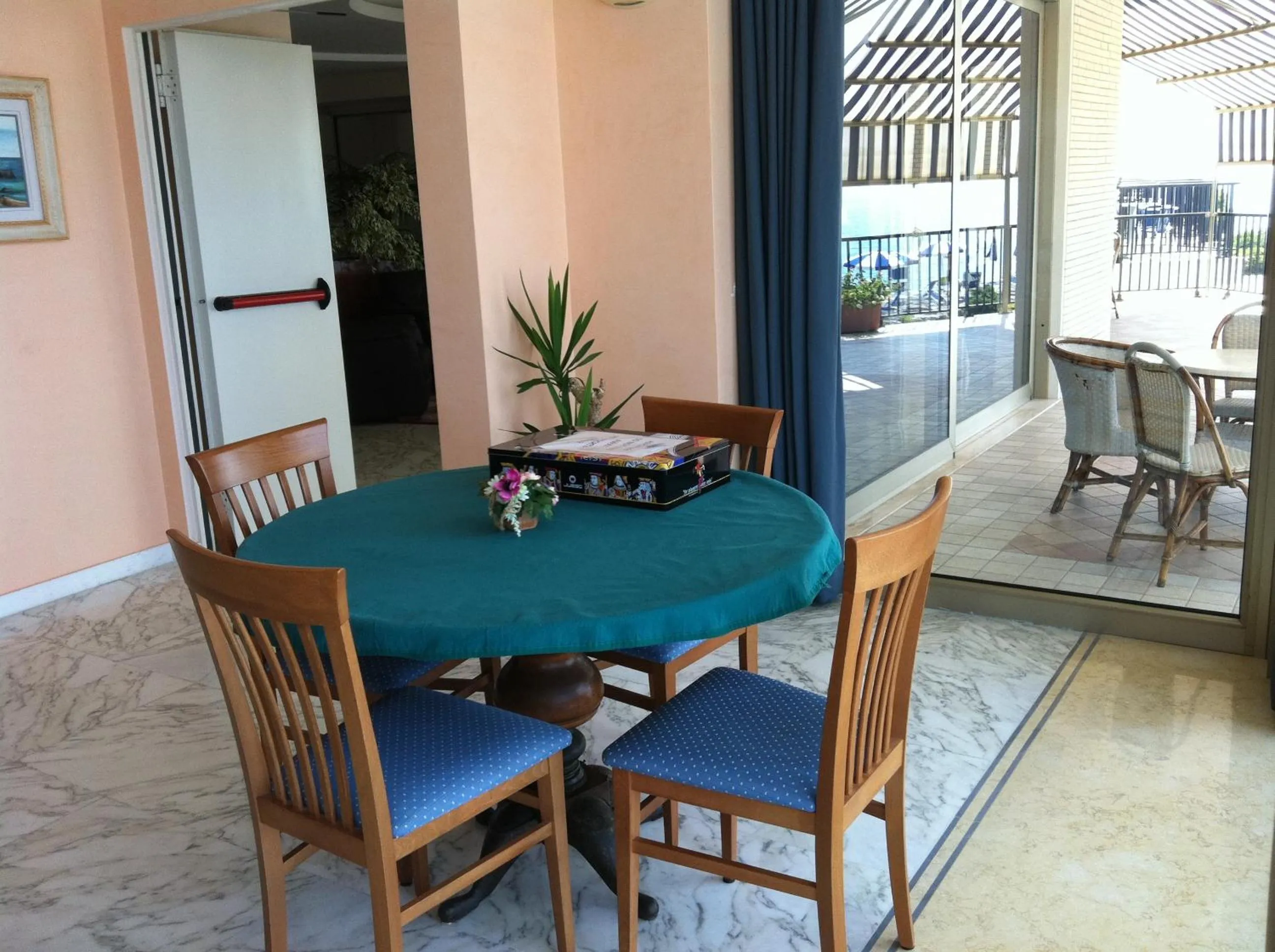 Communal lounge/ TV room in Grand Hotel L'Approdo