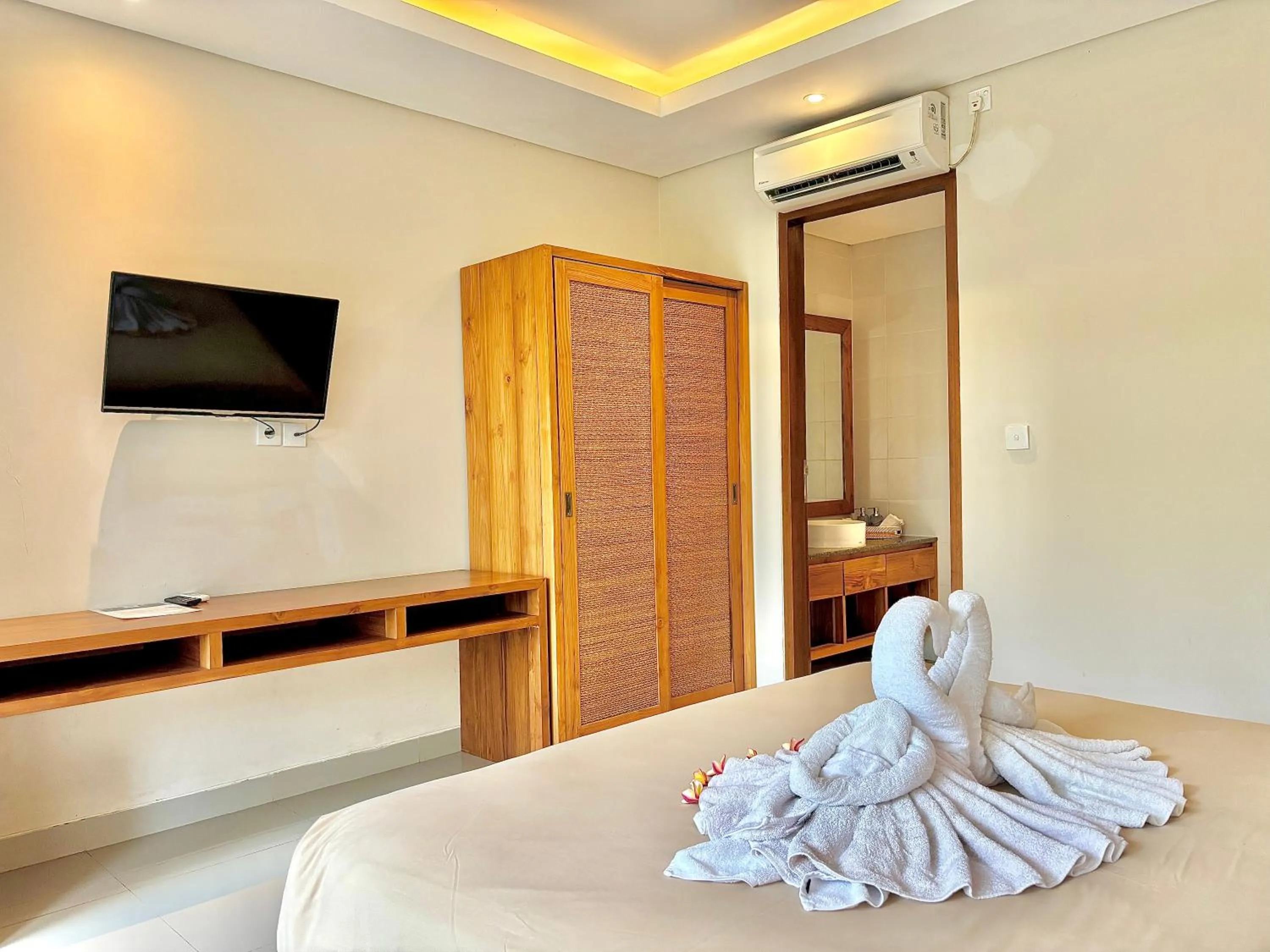 Bed in Kamayu Ubud by Puri Signatures