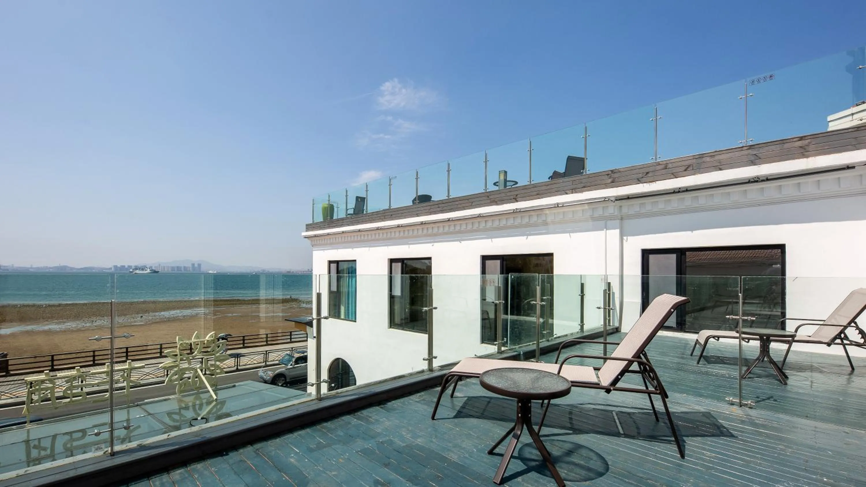 Balcony/Terrace in Floral Hotel Qingdao Dreamship Seaview Hotel