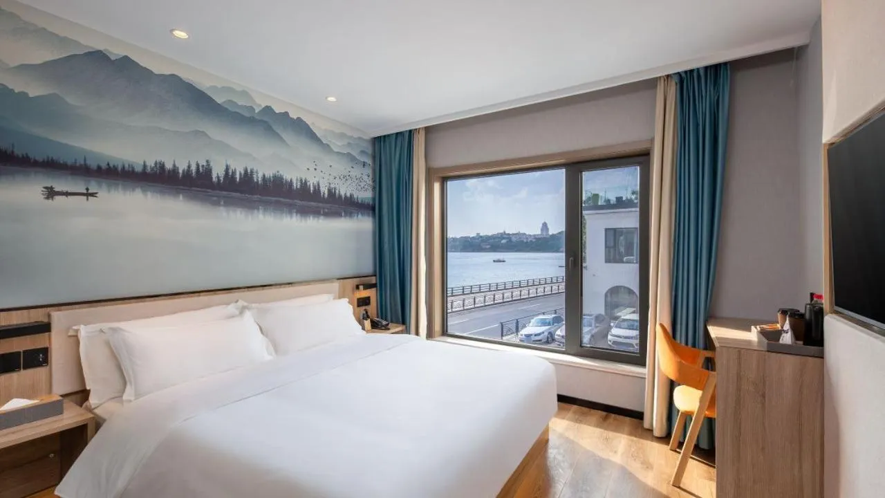 Bedroom, Bed in Floral Hotel Qingdao Dreamship Seaview Hotel