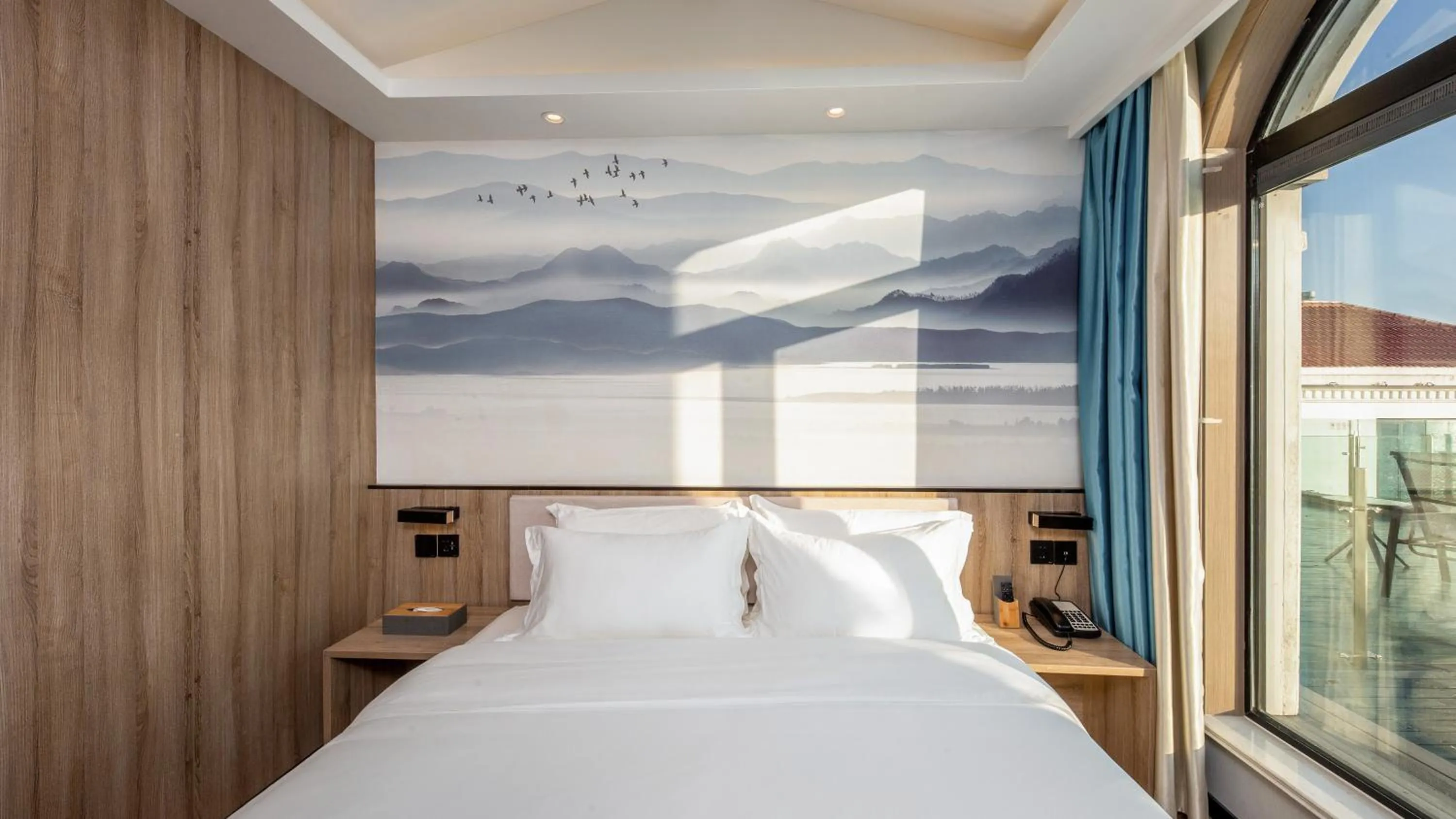 Bed in Floral Hotel Qingdao Dreamship Seaview Hotel