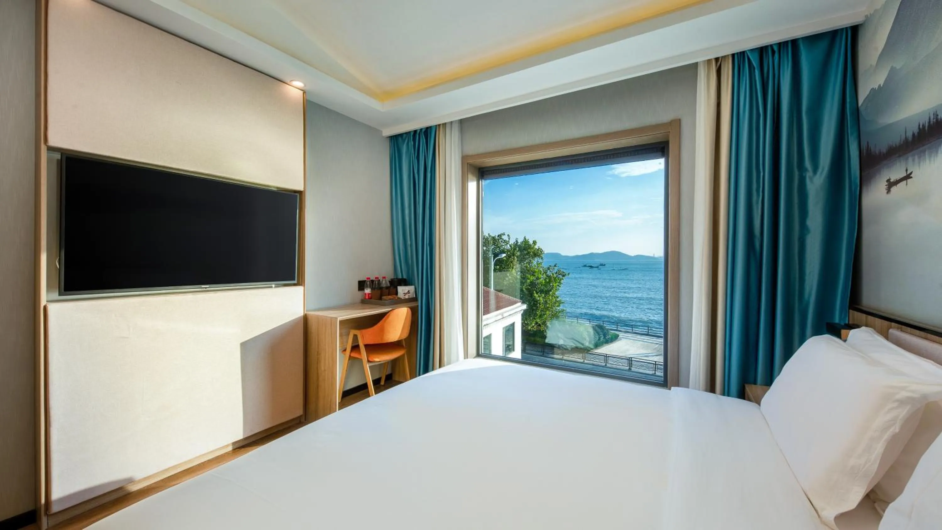 Bedroom, Bed in Floral Hotel Qingdao Dreamship Seaview Hotel