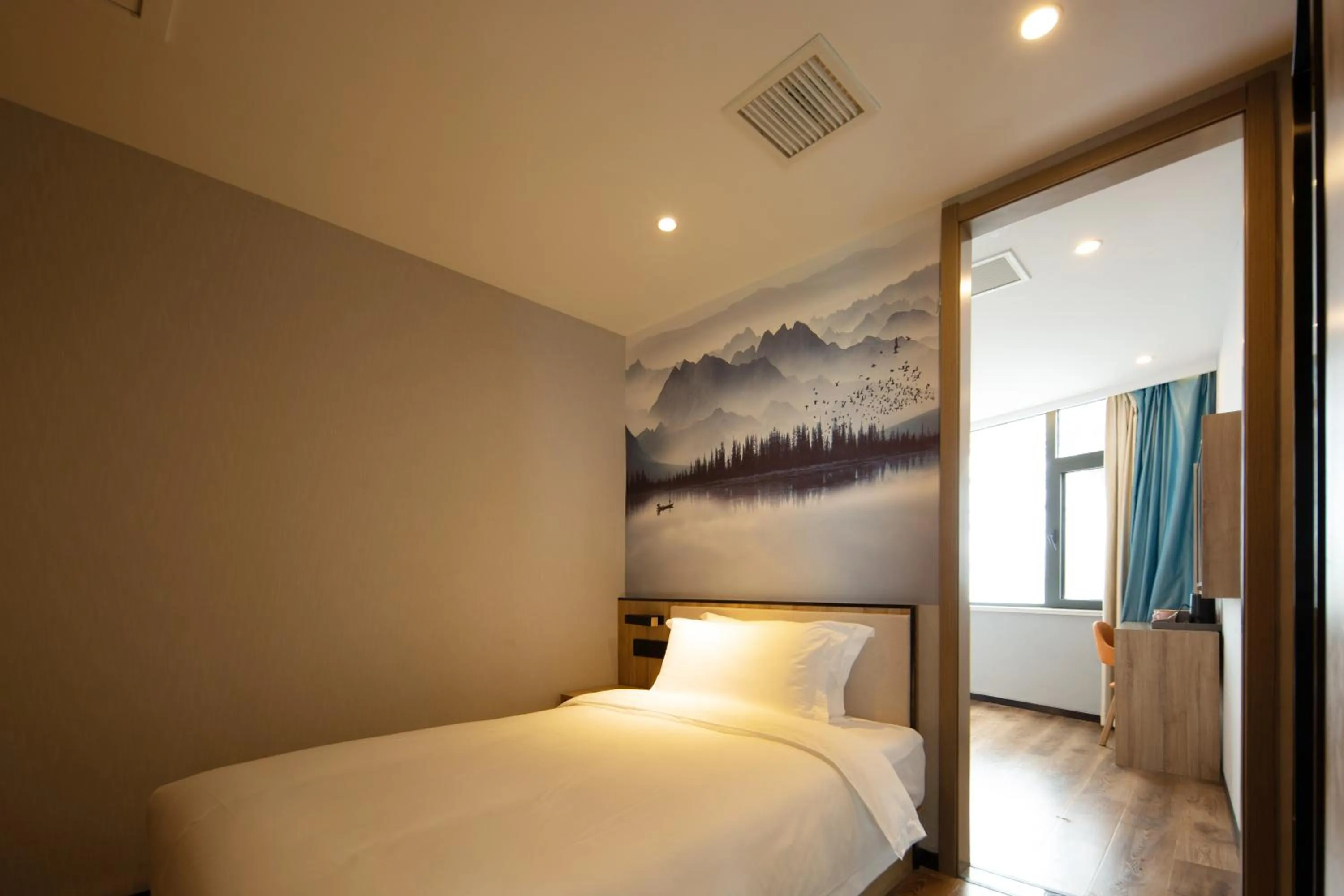 Bedroom, Bed in Floral Hotel Qingdao Dreamship Seaview Hotel