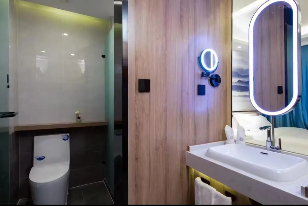 Toilet in Floral Hotel Qingdao Dreamship Seaview Hotel