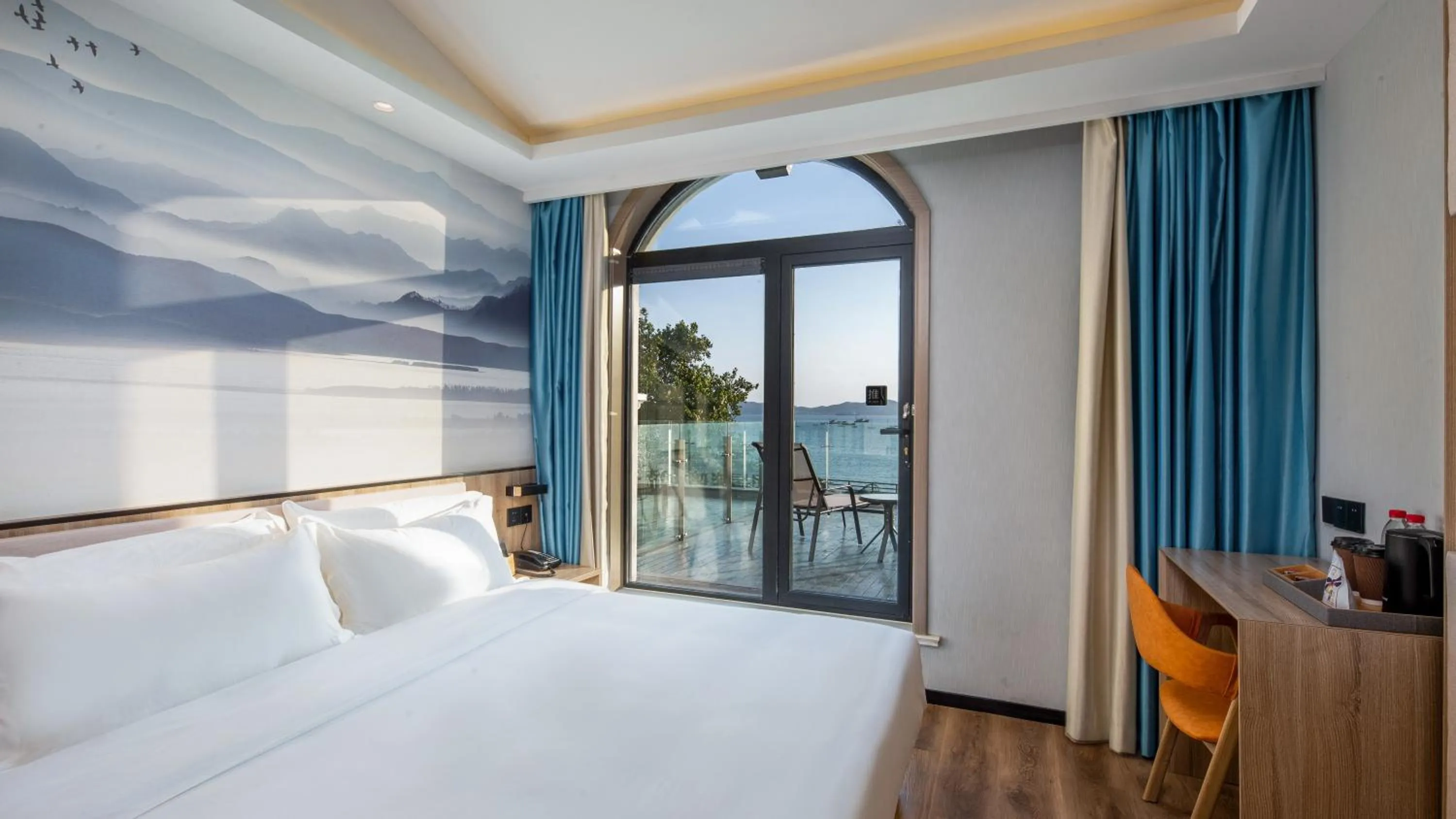 Bed in Floral Hotel Qingdao Dreamship Seaview Hotel