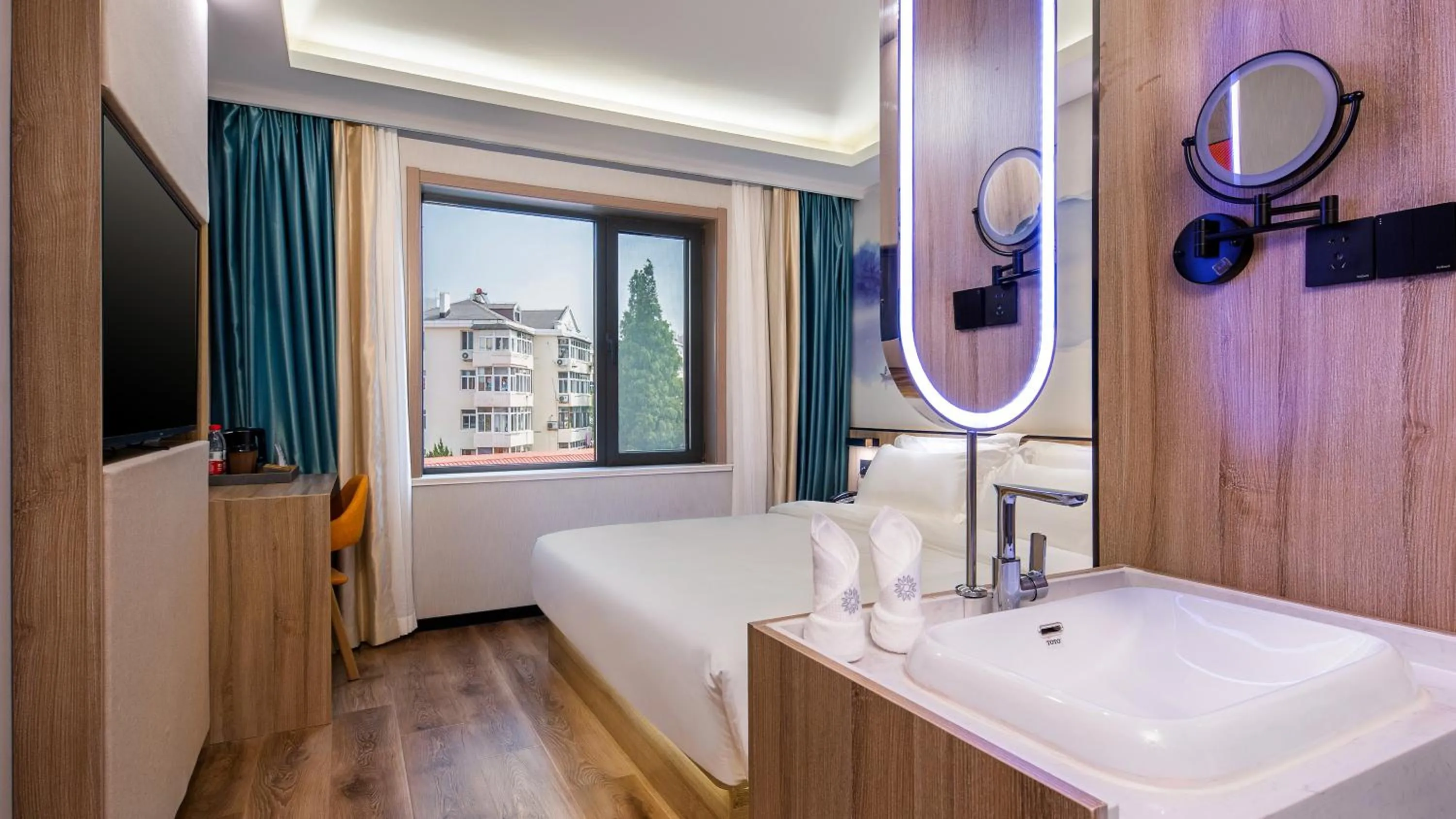 Bedroom, Bed in Floral Hotel Qingdao Dreamship Seaview Hotel