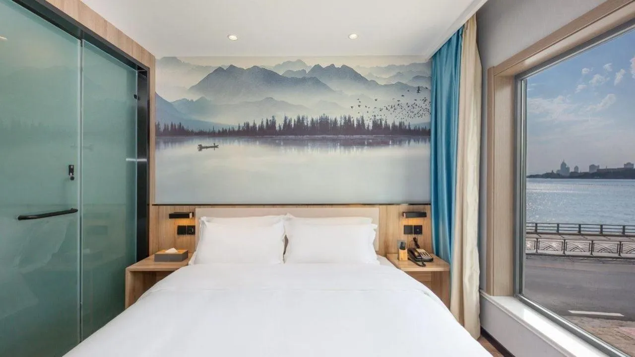 Bedroom, Bed in Floral Hotel Qingdao Dreamship Seaview Hotel