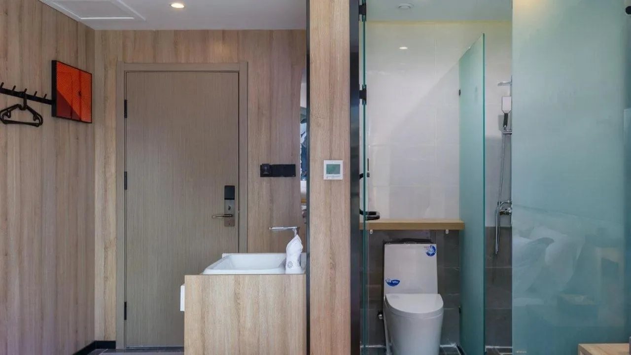 Toilet in Floral Hotel Qingdao Dreamship Seaview Hotel