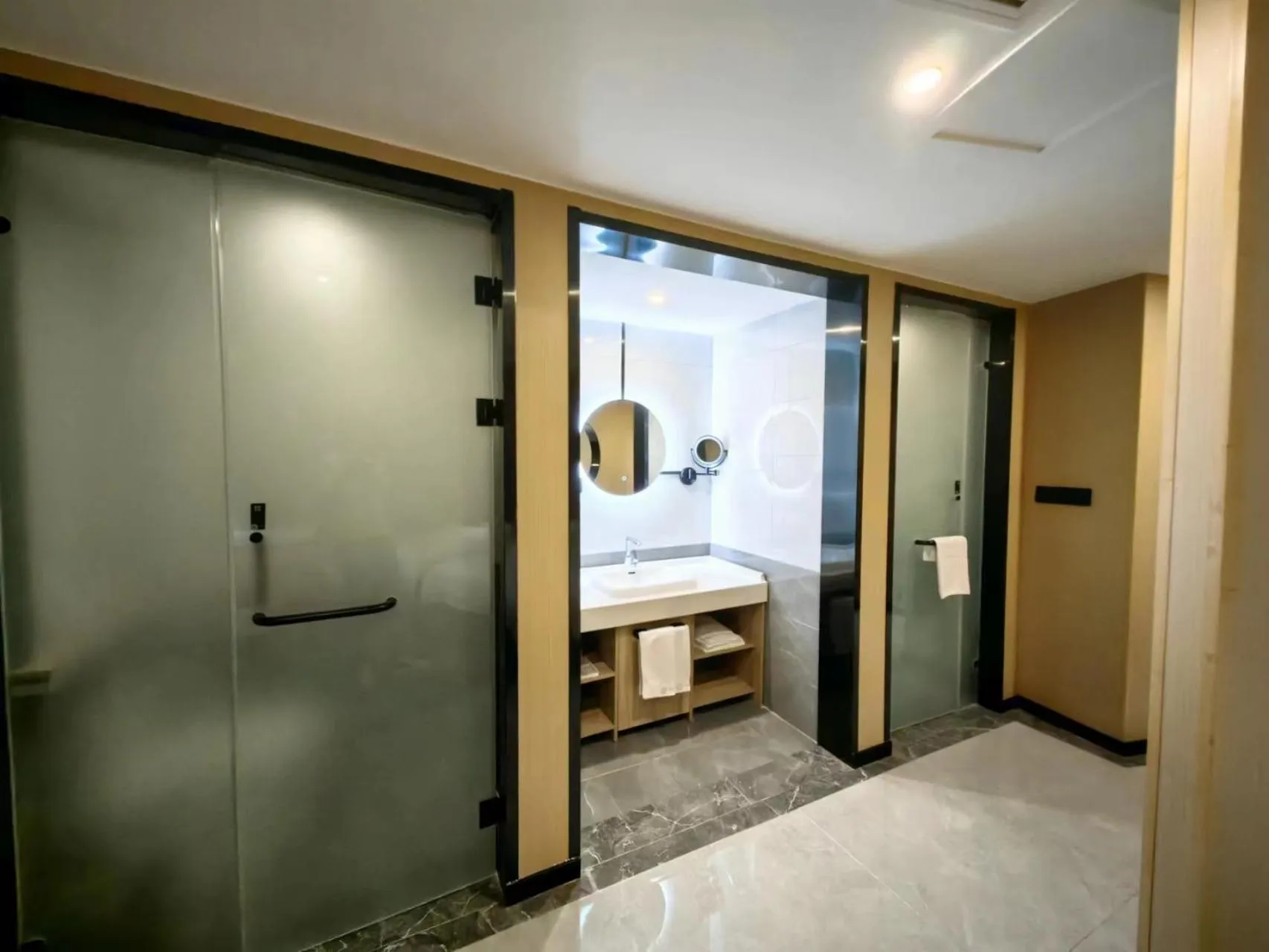 Bathroom in Floral Hotel Qingdao Dreamship Seaview Hotel