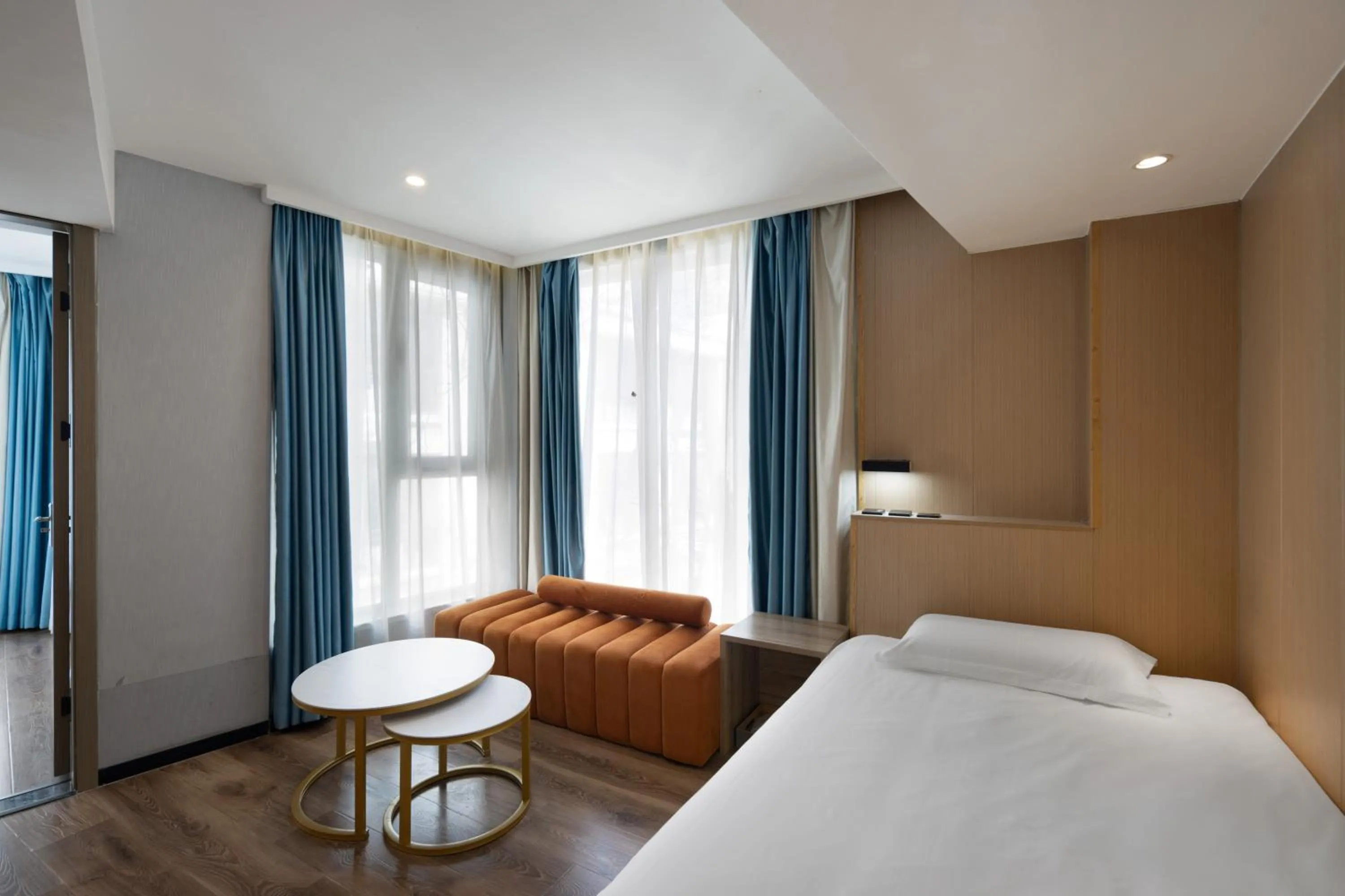 Seating area, Bed in Floral Hotel Qingdao Dreamship Seaview Hotel