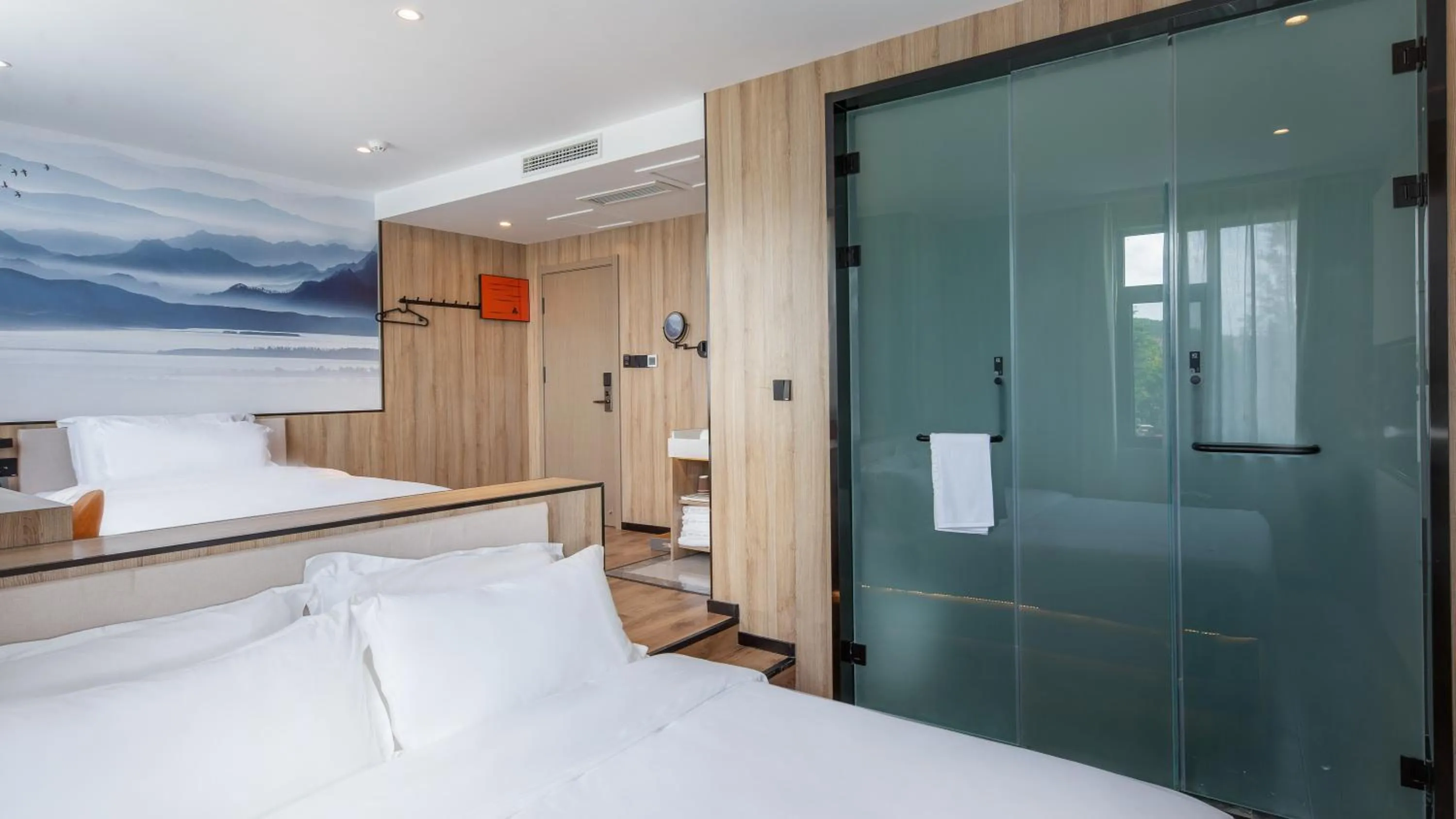 Bedroom, Bed in Floral Hotel Qingdao Dreamship Seaview Hotel