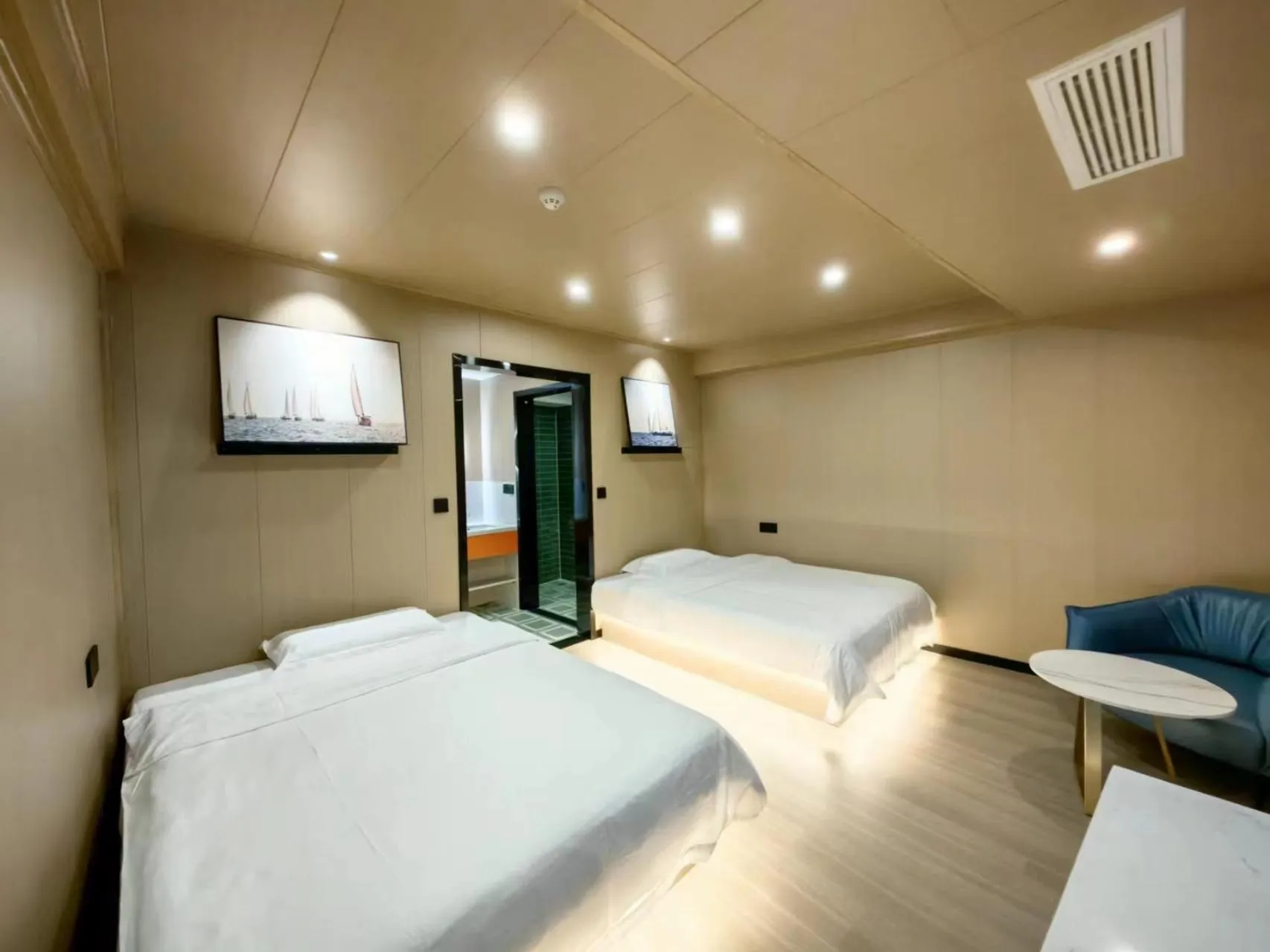 Bedroom, Bed in Floral Hotel Qingdao Dreamship Seaview Hotel