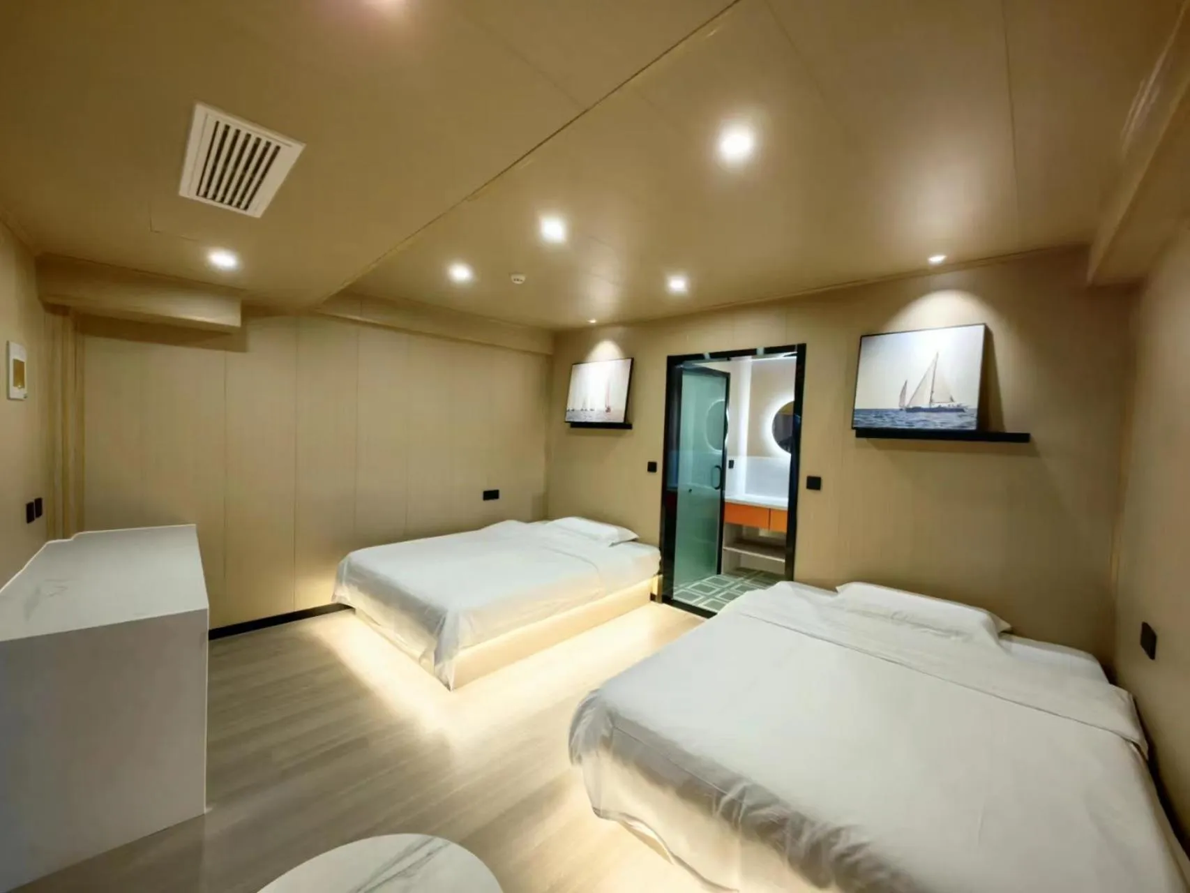 Bedroom, Bed in Floral Hotel Qingdao Dreamship Seaview Hotel