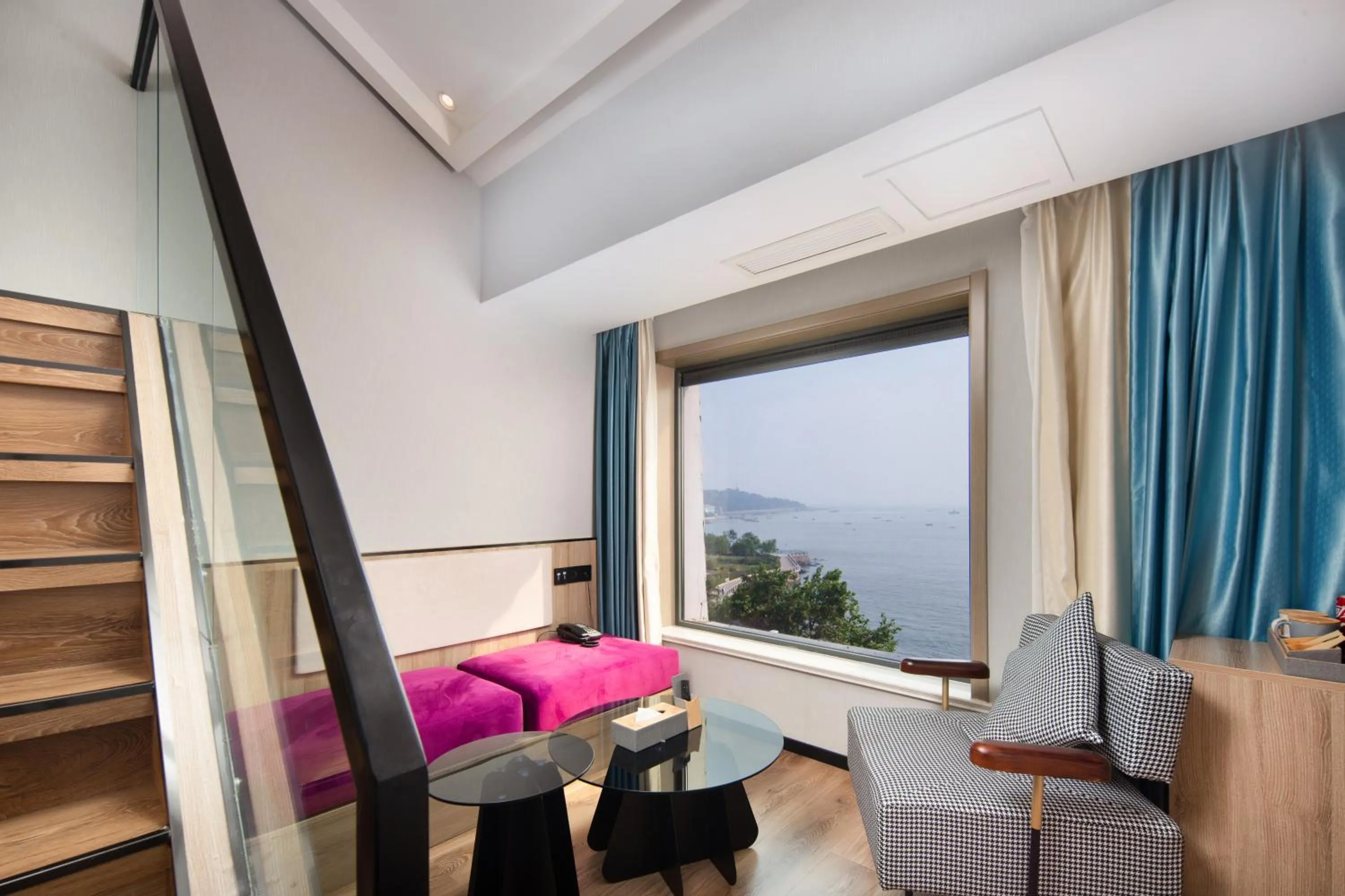 Photo of the whole room in Floral Hotel Qingdao Dreamship Seaview Hotel
