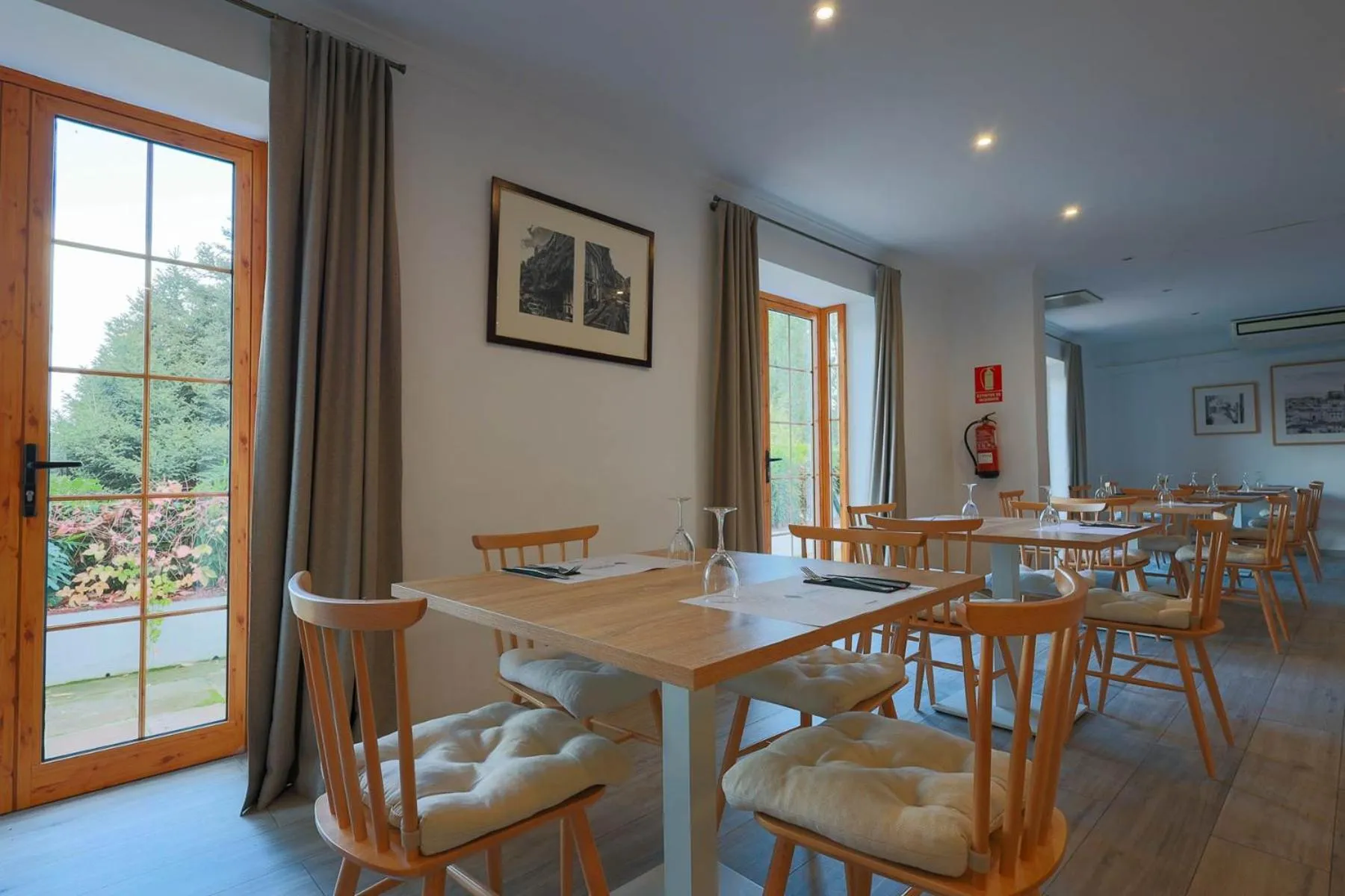 Restaurant/Places to Eat in Tugasa El Almendral