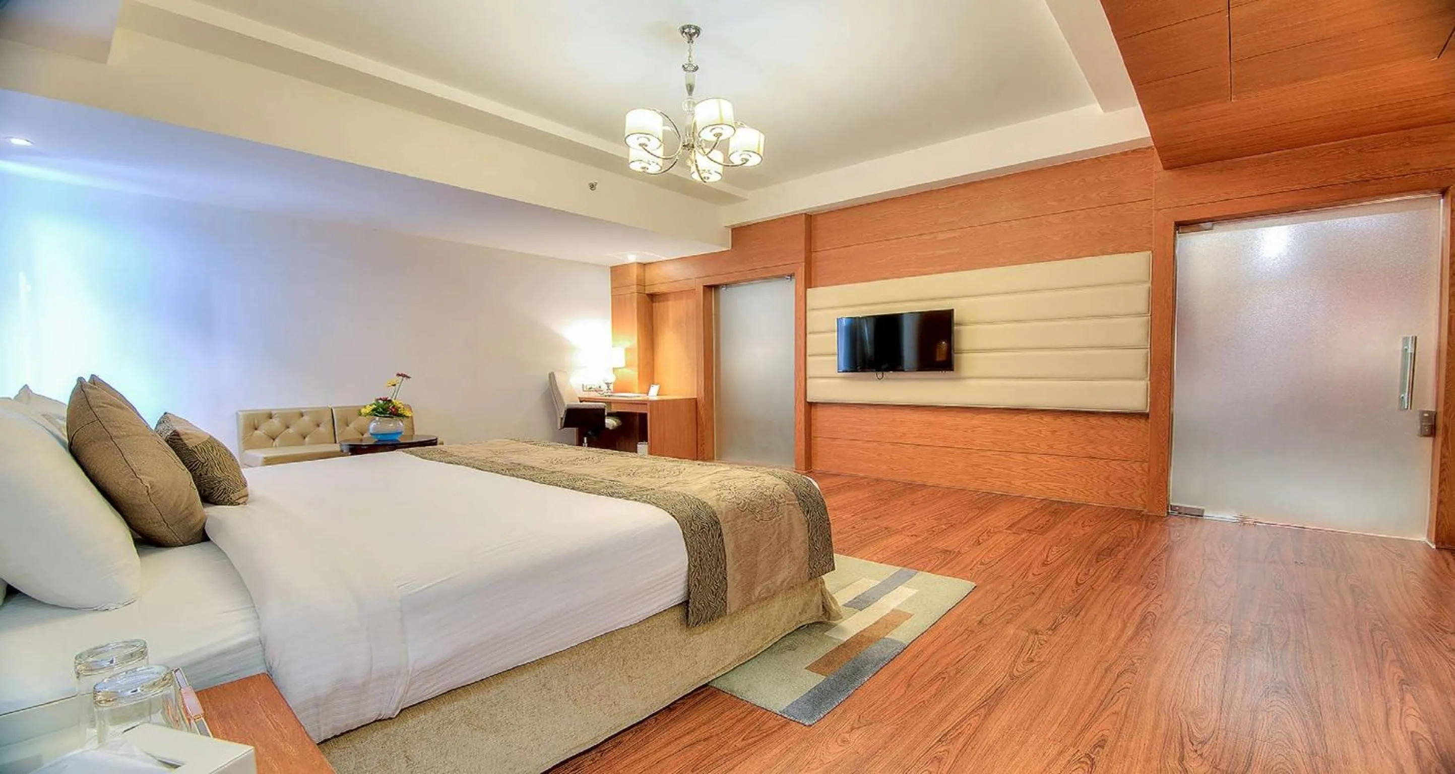 Photo of the whole room, Bed in Best Western Summerlea