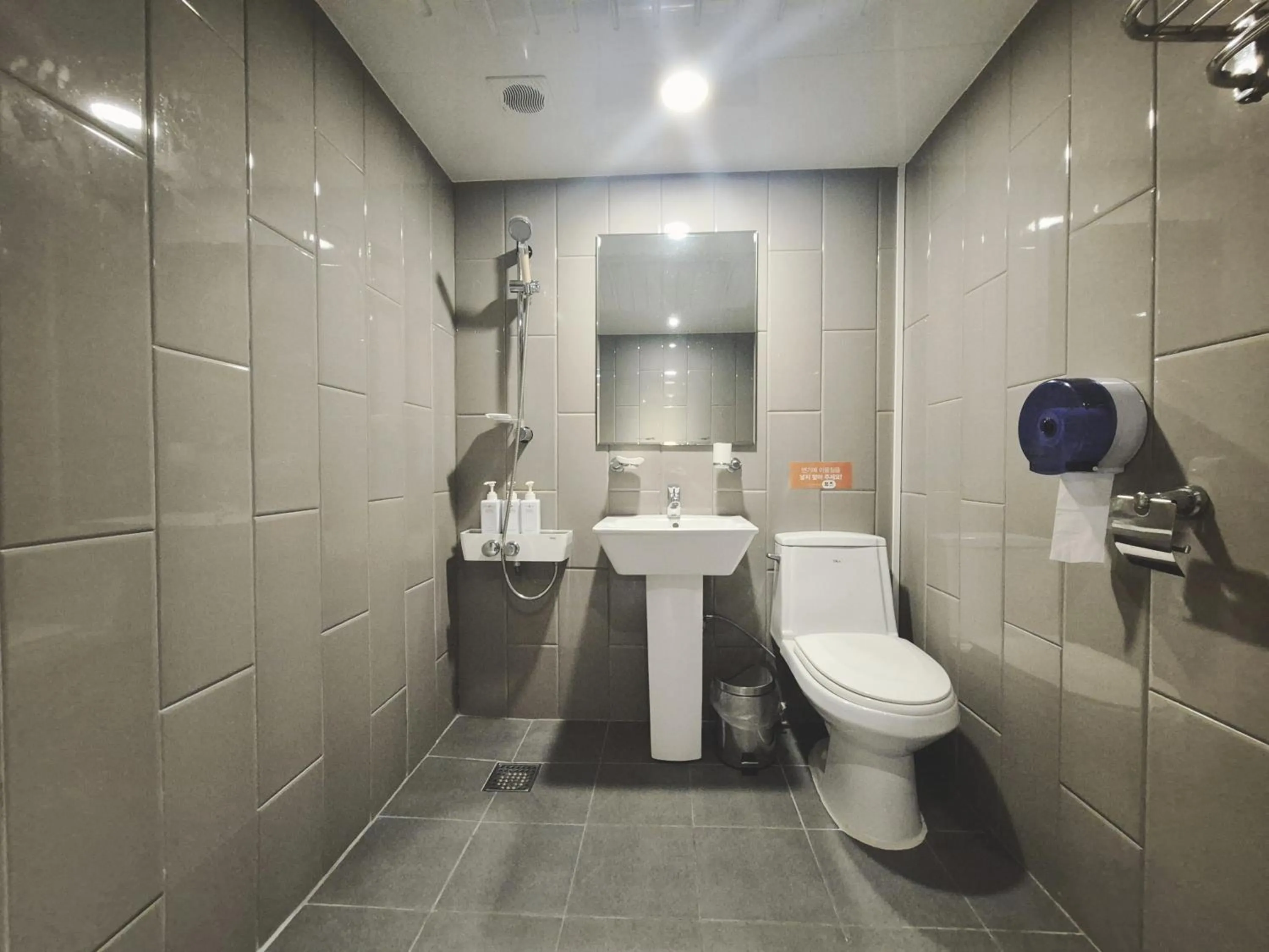 Toilet in AnOn Hostel Seongsu-Konkuk