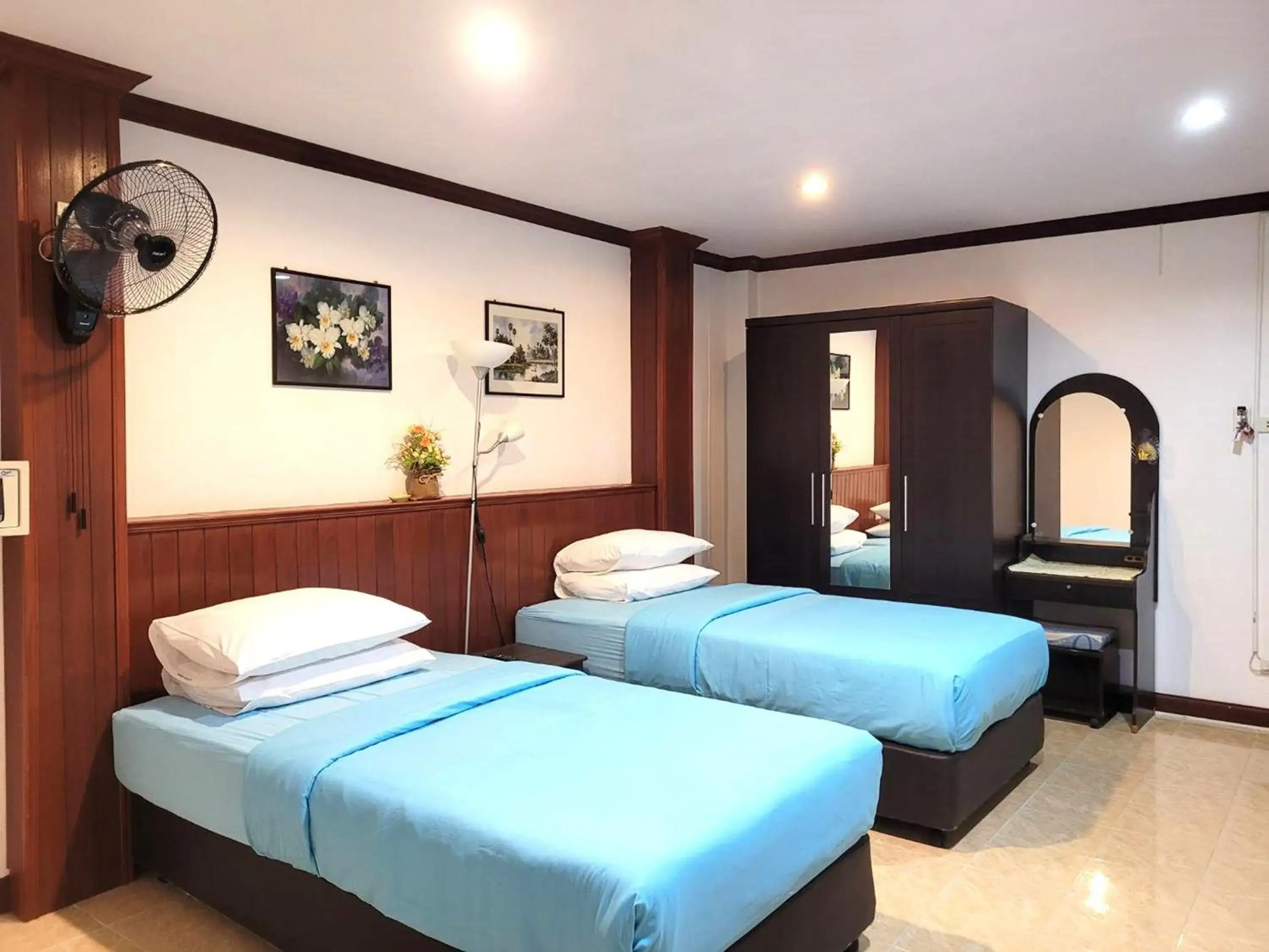 Deluxe Twin Room with Balcony in Rabbit Mansion Patong Hotel Deluxe Twin Room with Balcony in Rabbit Mansion Patong Hotel