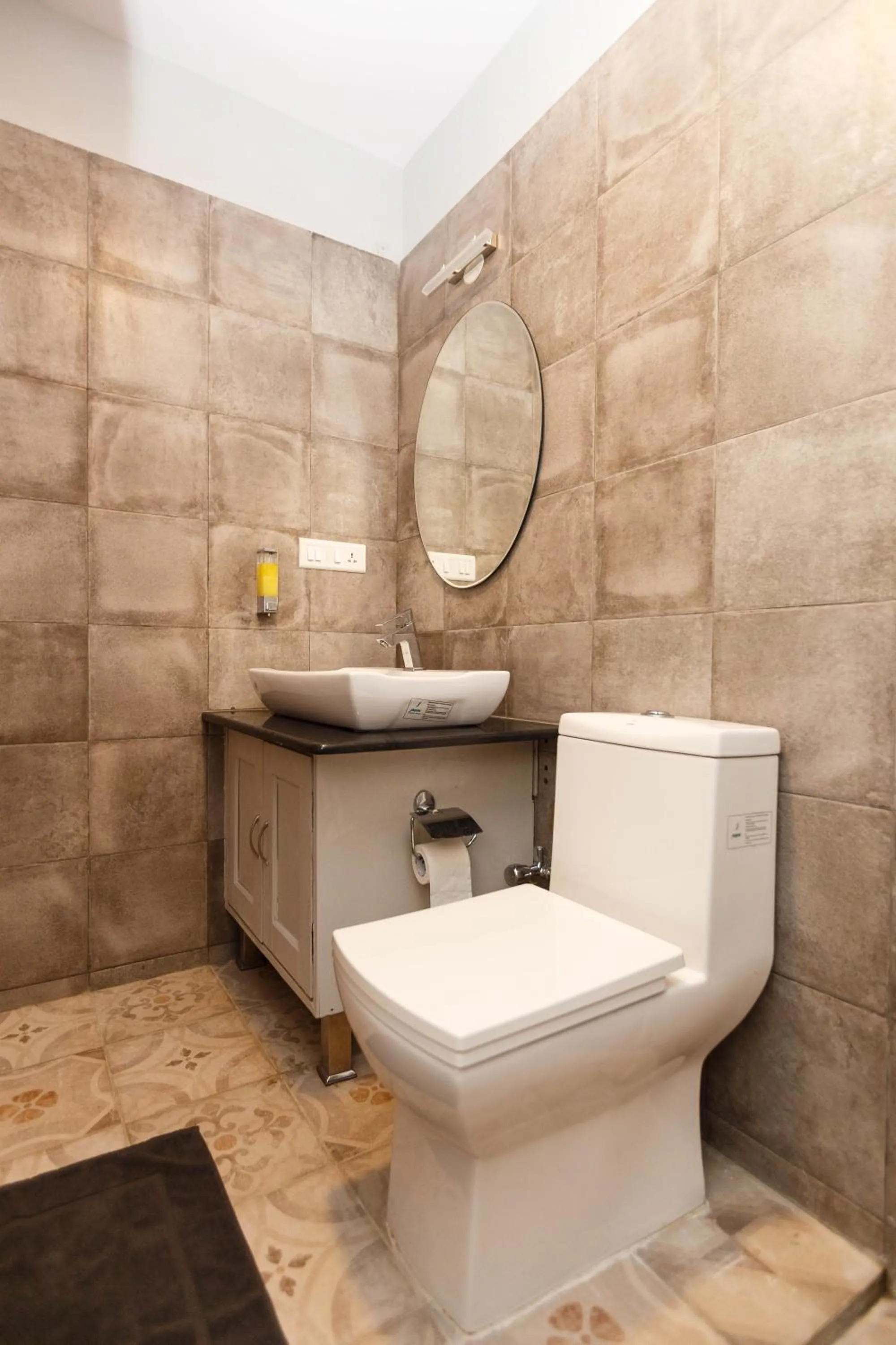 Toilet in Locul Uptown - Near Bangalore Palace Grounds