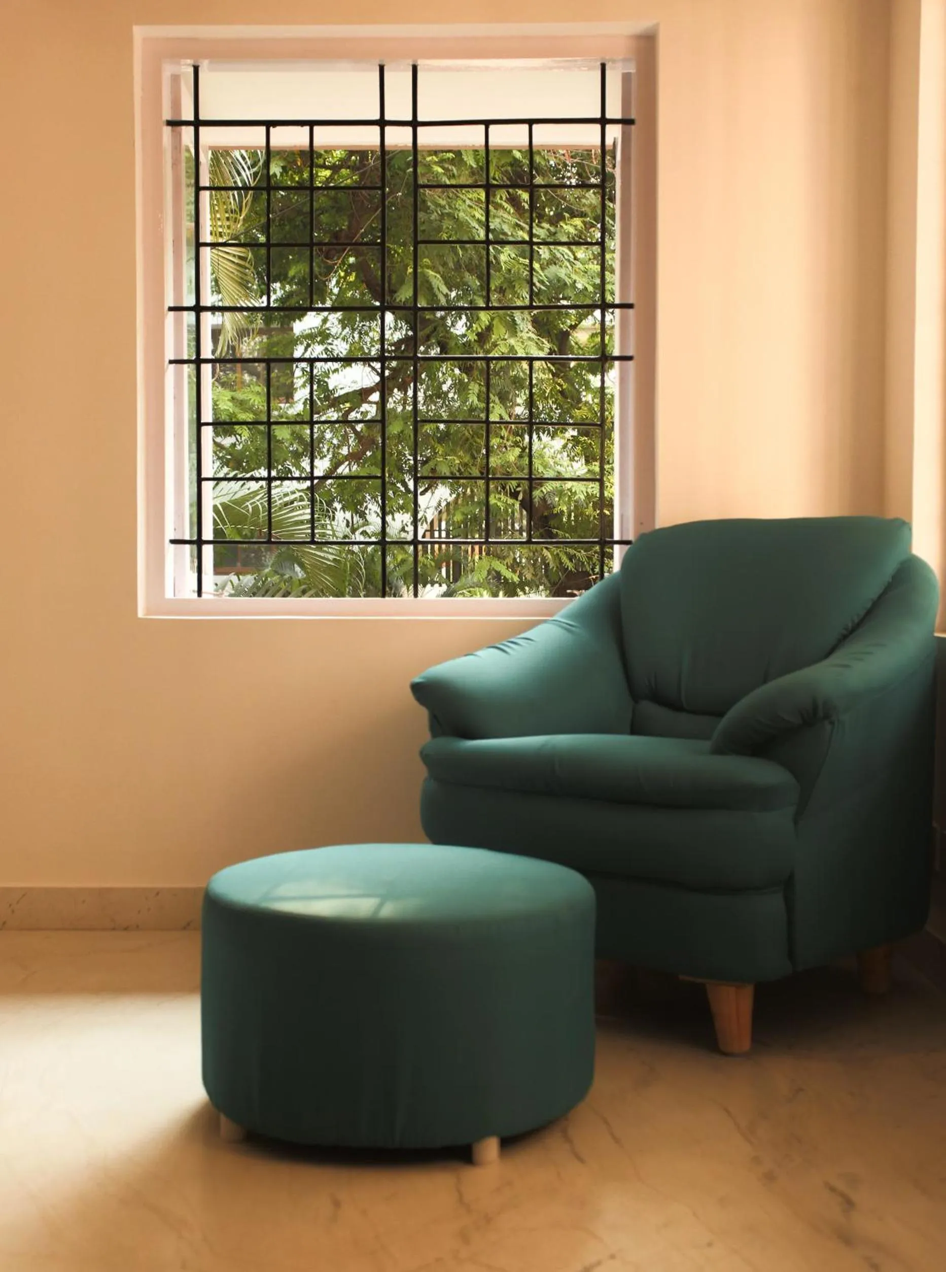 Communal lounge/ TV room in Locul Uptown - Near Bangalore Palace Grounds