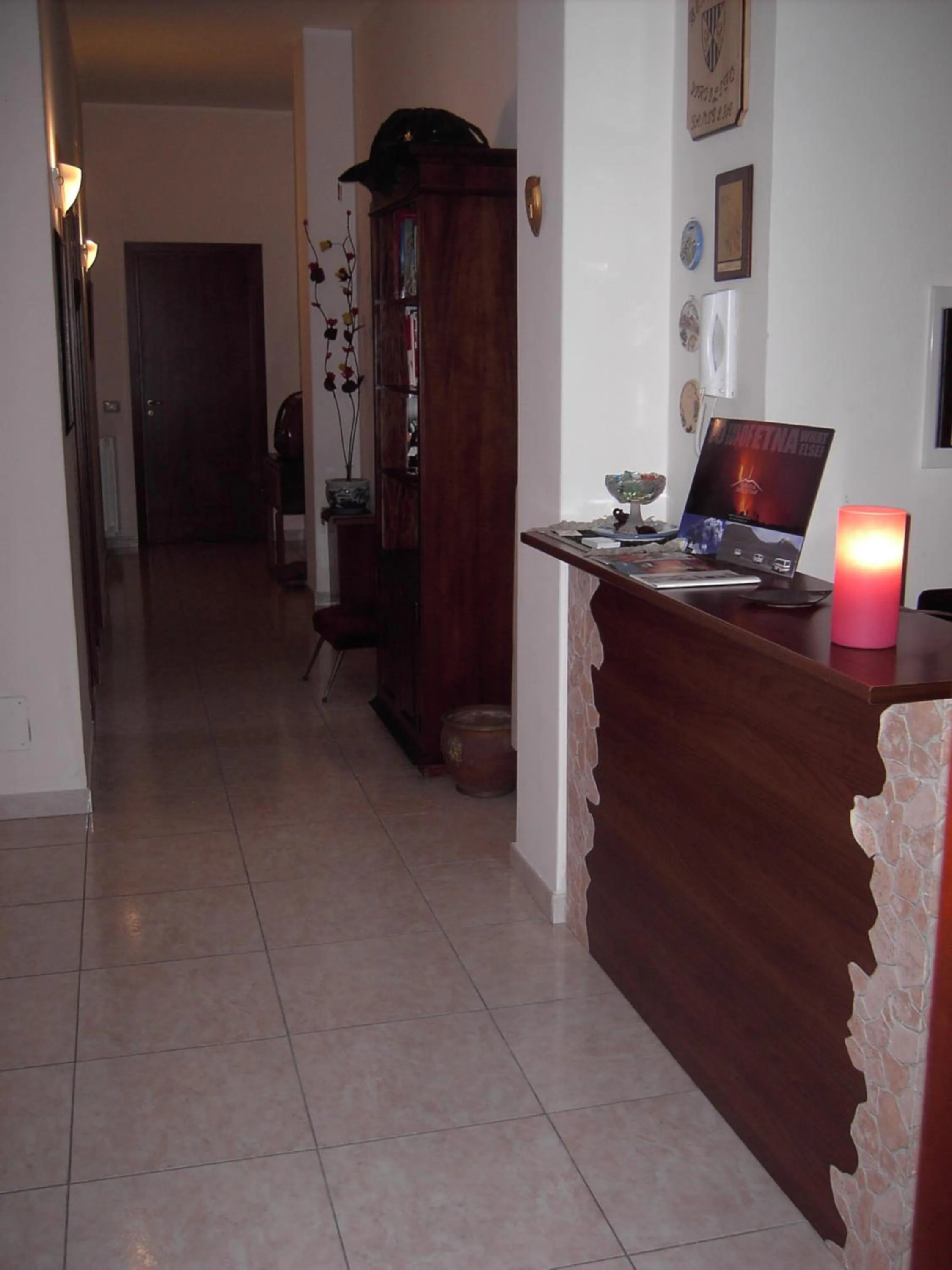 Lobby or reception in Etna Inn