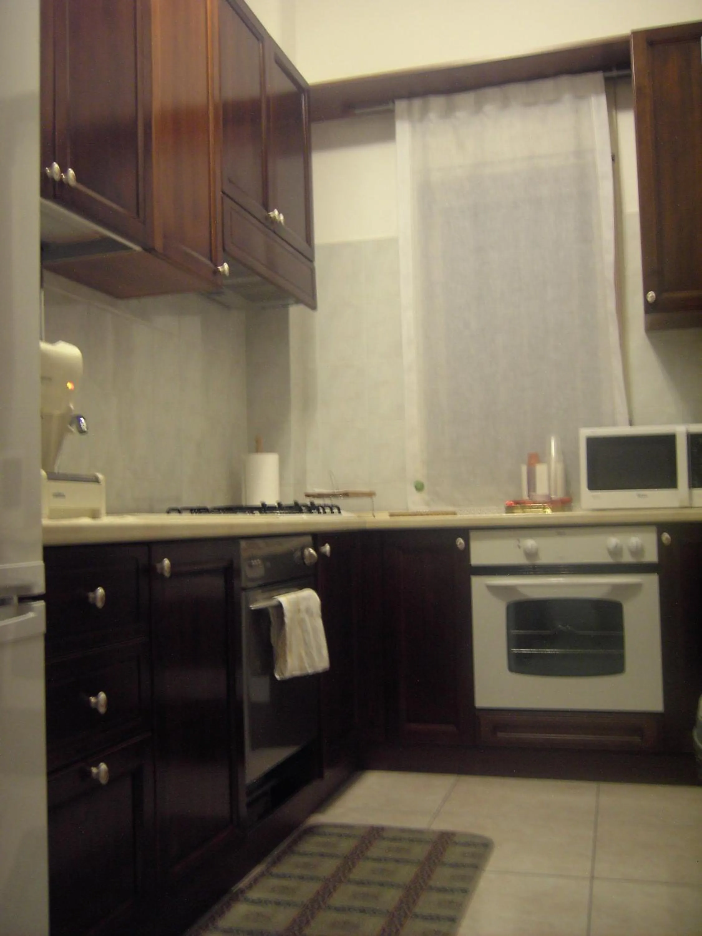 Communal kitchen in Etna Inn