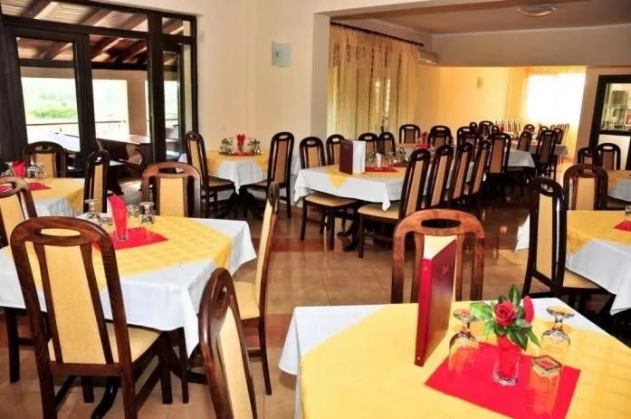 Restaurant/places to eat in JRB Hotel