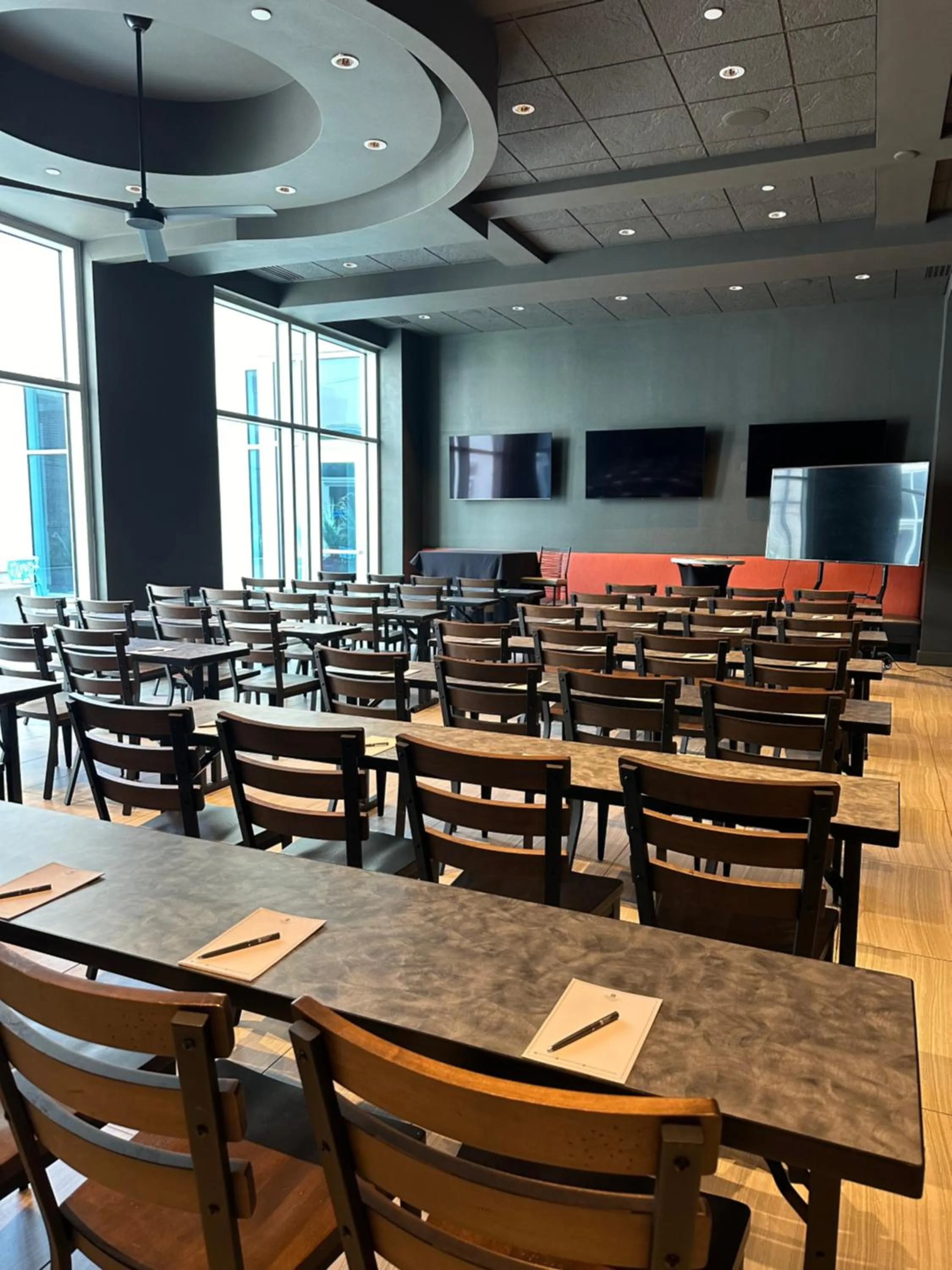 Restaurant/places to eat in Embassy Suites by Hilton Kansas City Olathe