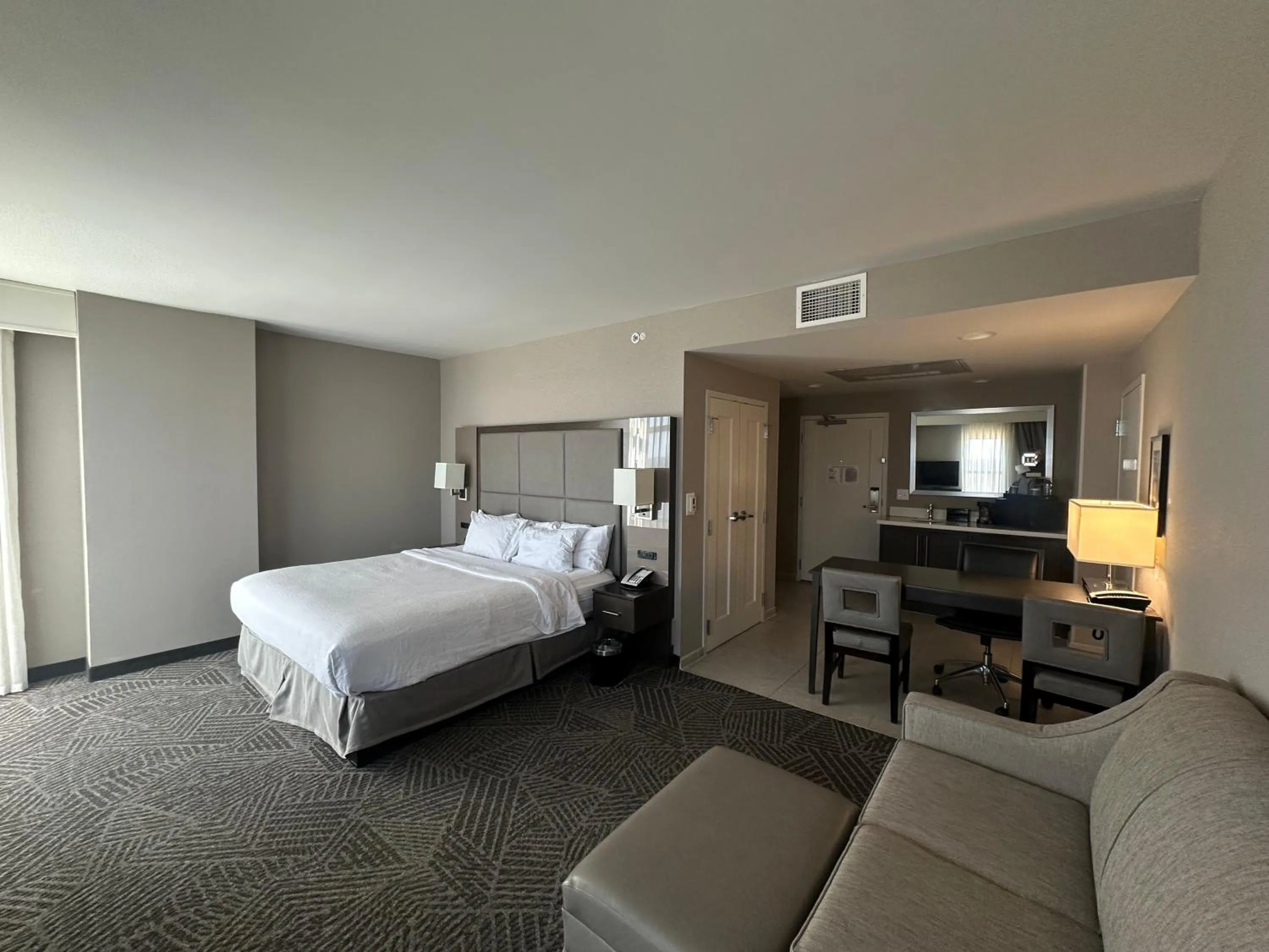 Bed in Embassy Suites by Hilton Kansas City Olathe