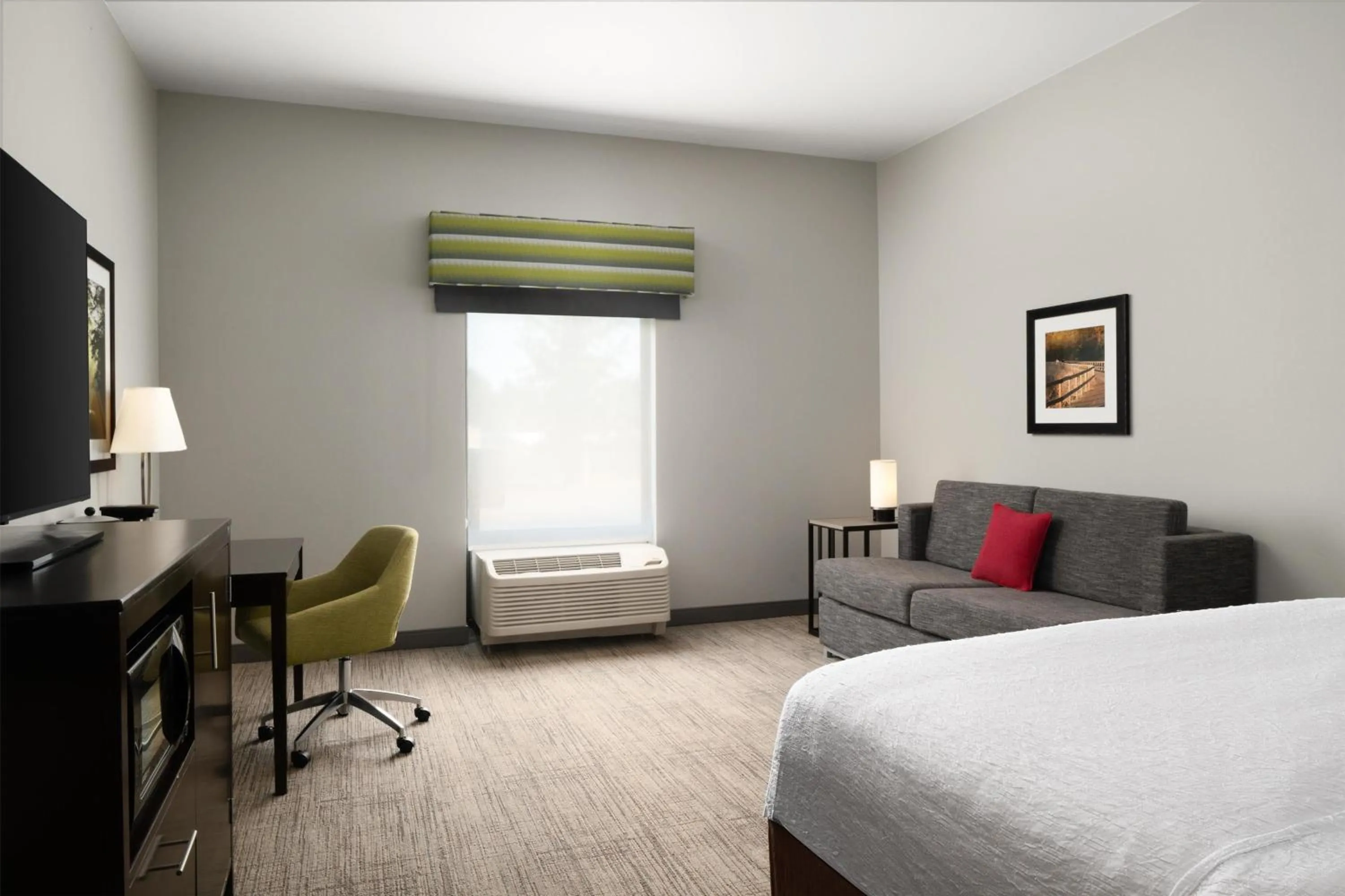 Living room, Bed in Hampton Inn Fairmont