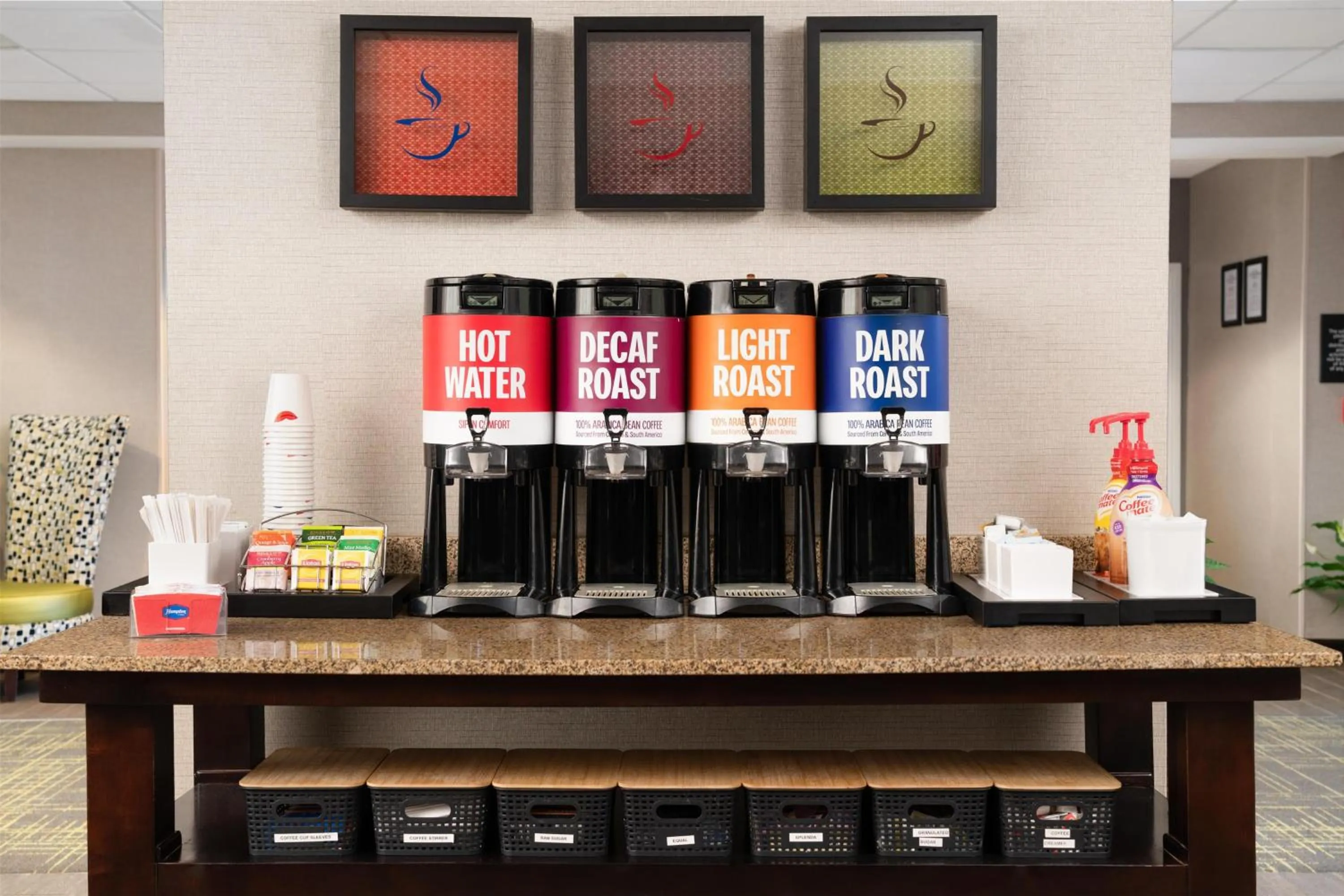 Dining area in Hampton Inn Fairmont