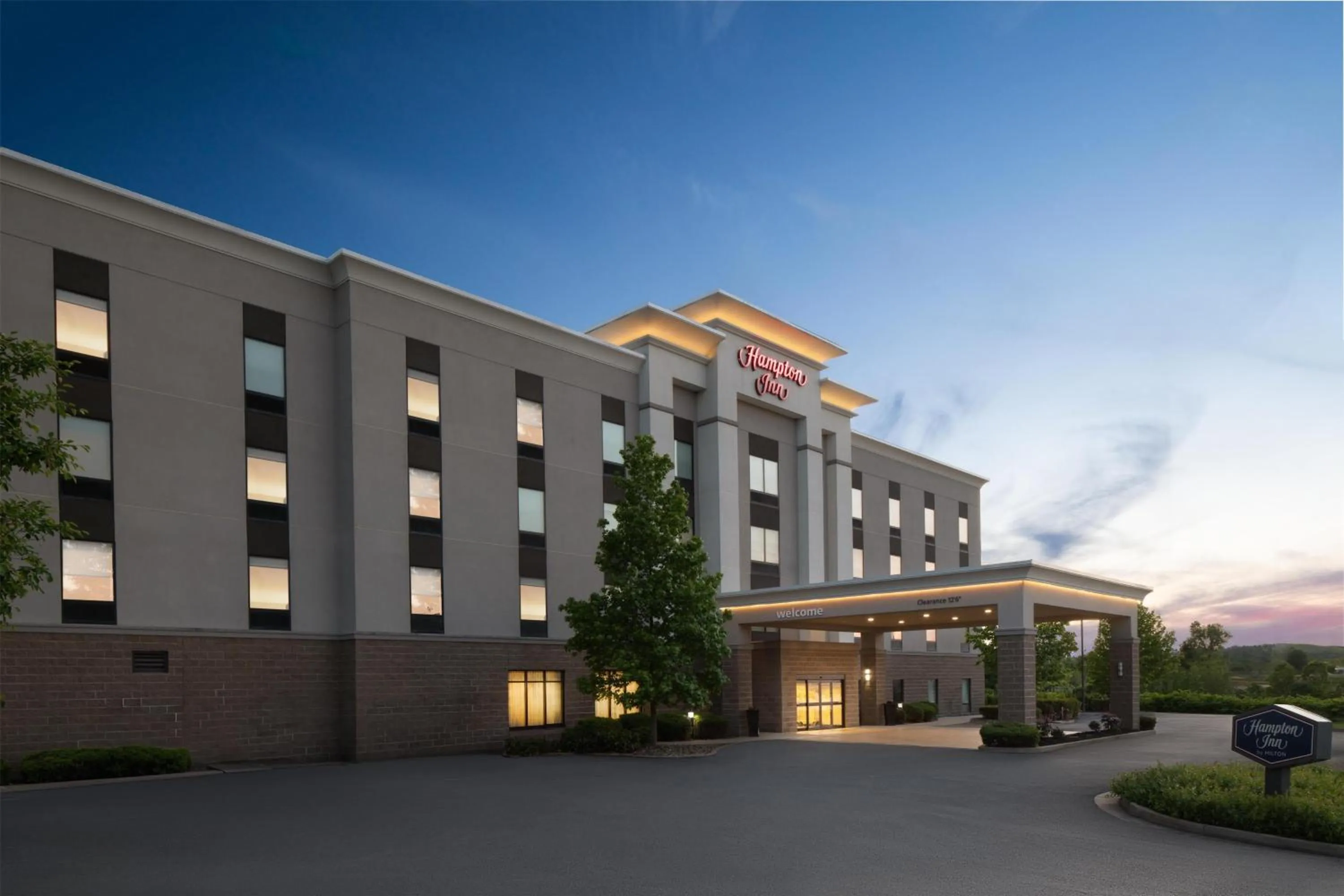 Property building in Hampton Inn Fairmont