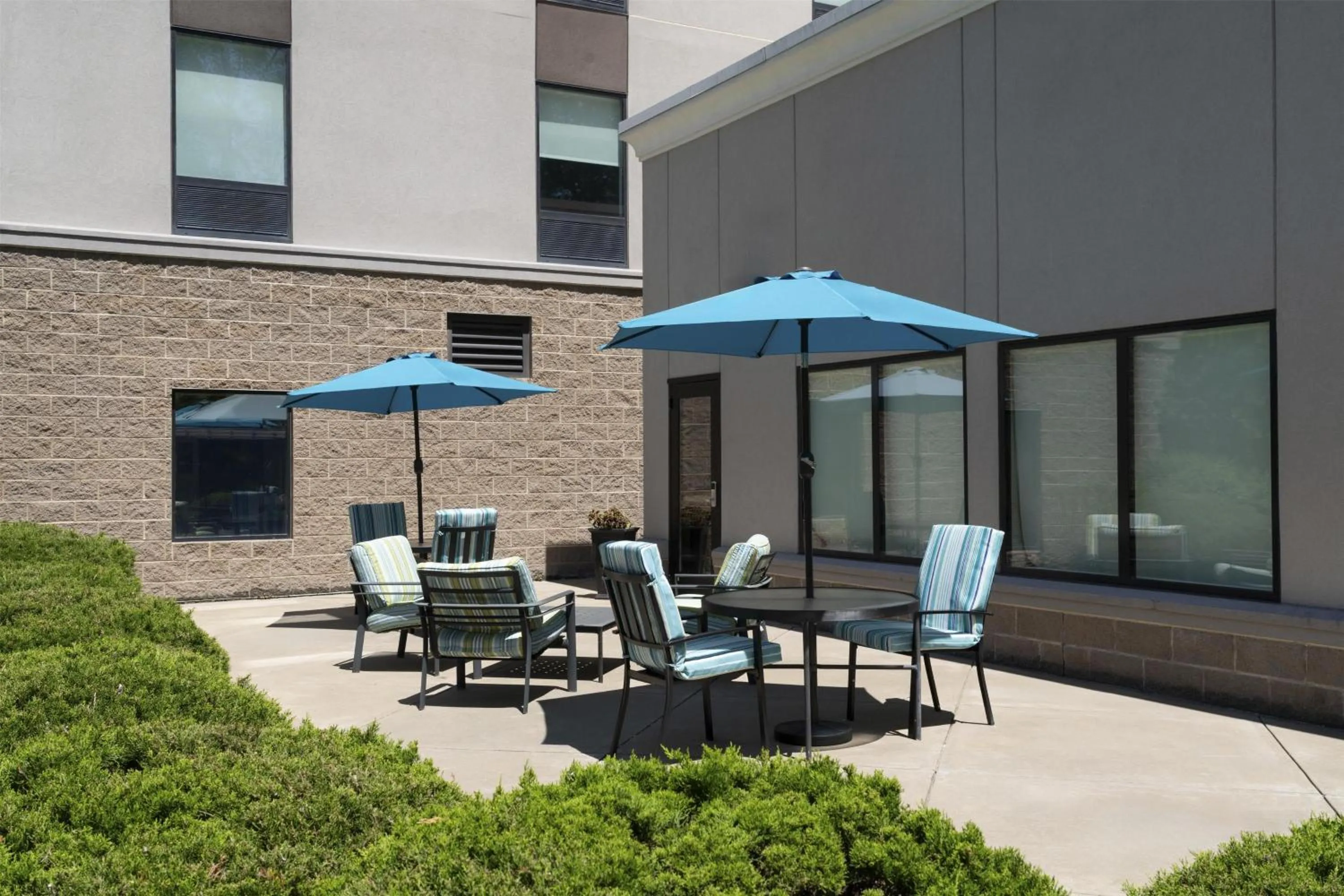 Patio in Hampton Inn Fairmont