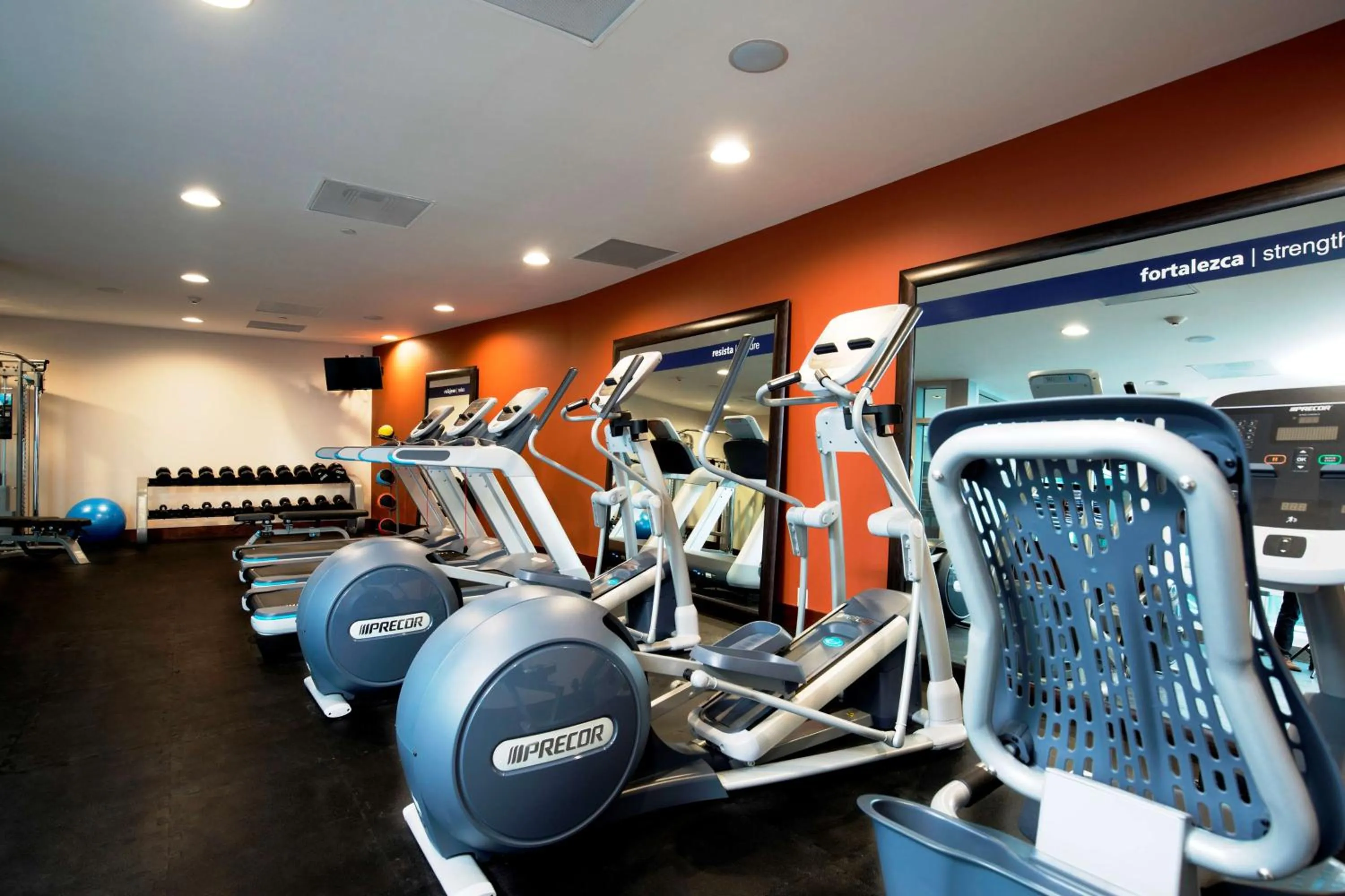 Fitness centre/facilities in Hampton Inn by Hilton Leon