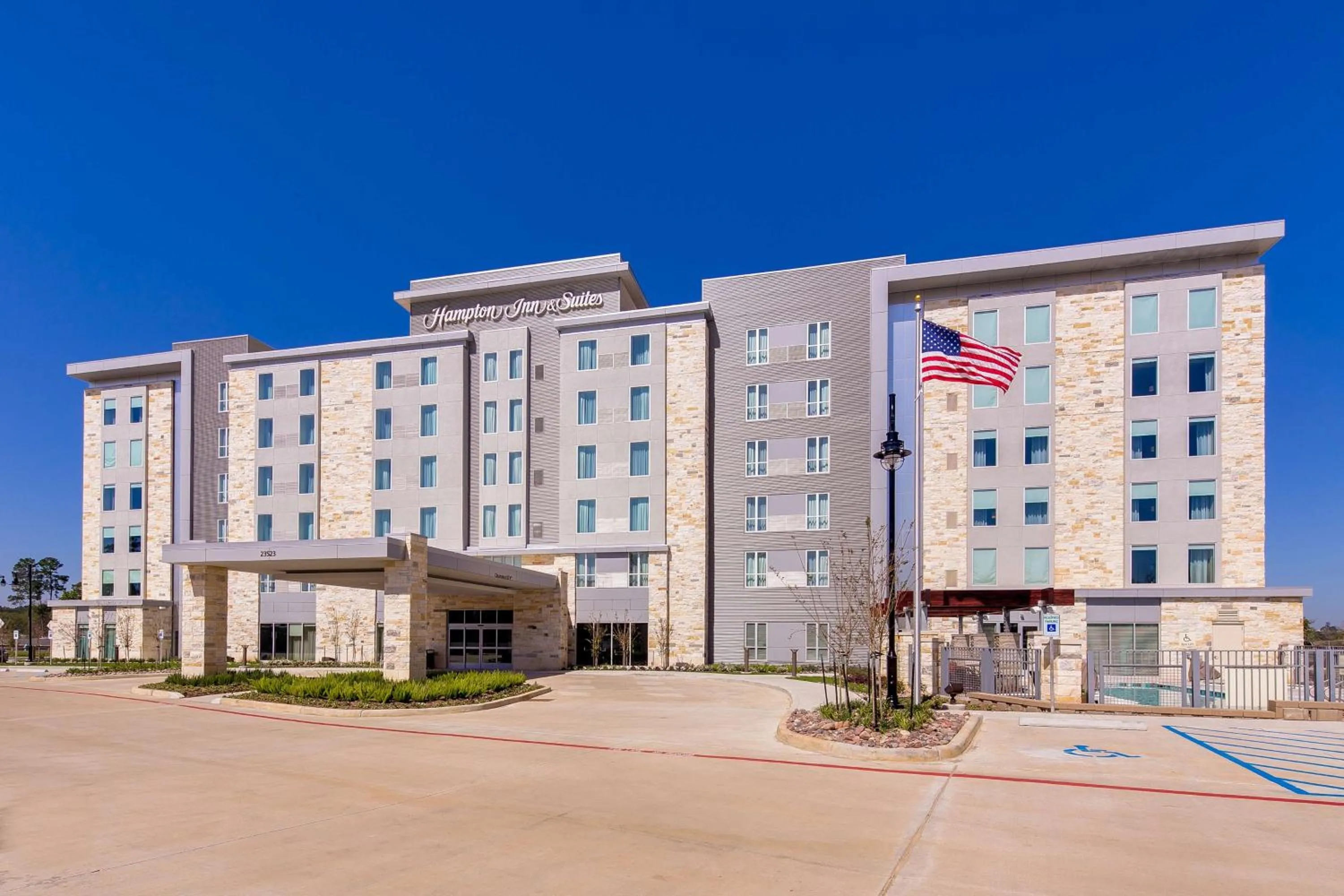 Property building in Hampton Inn & Suites North Houston Spring