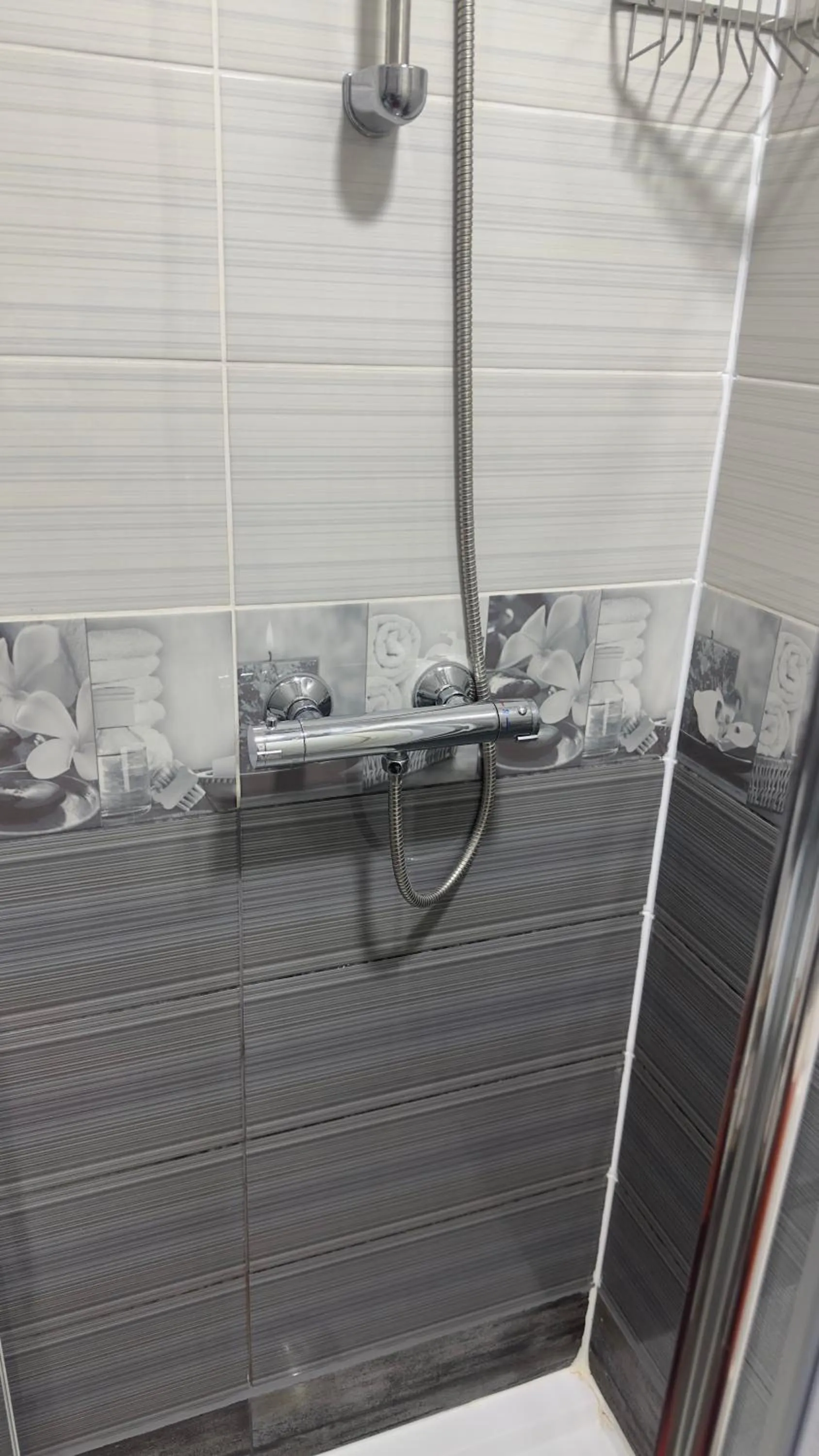 Shower in Pensiunea Bergwald Rasnov Brasov by BuySellRent