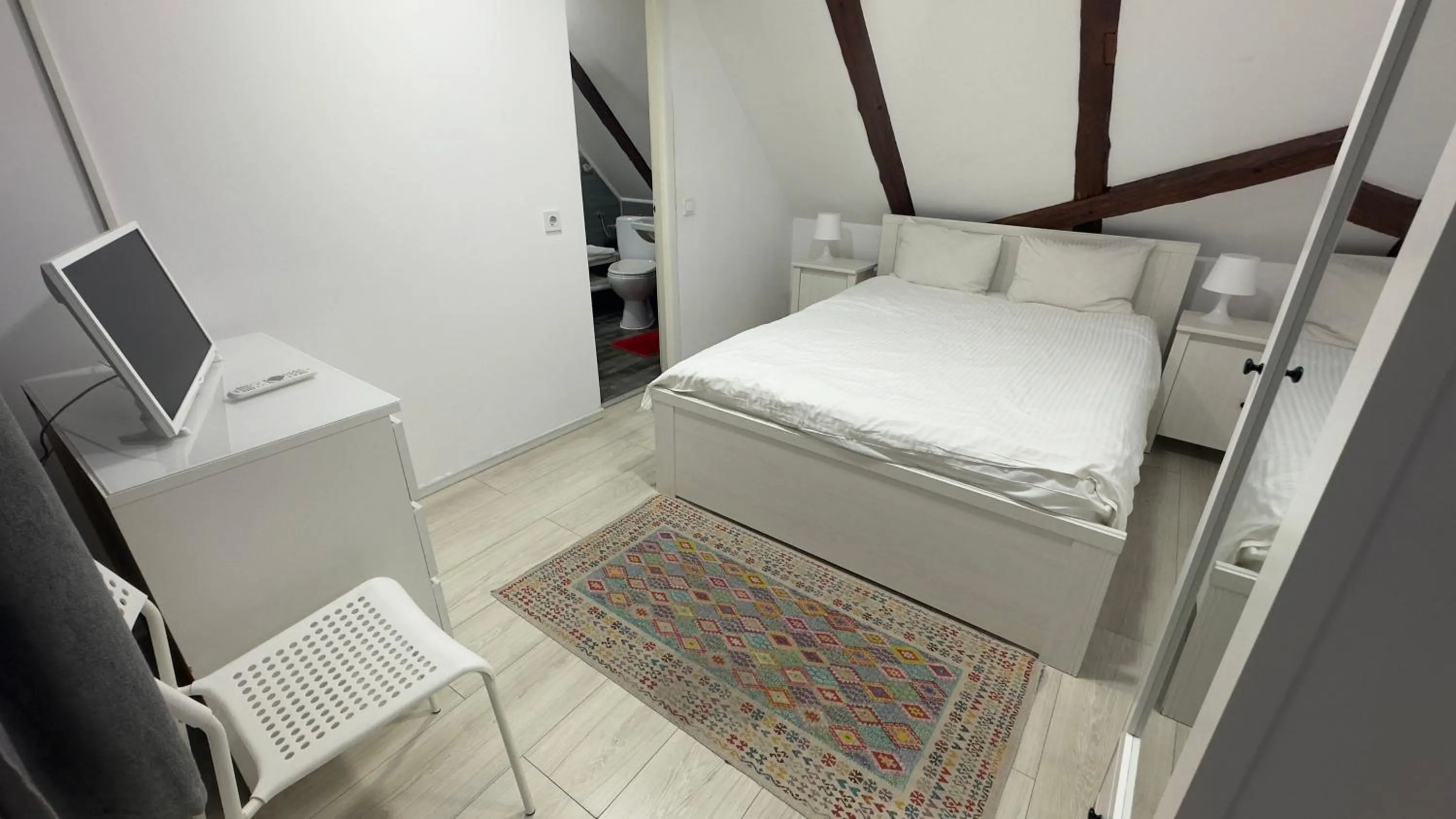 Bed in Pensiunea Bergwald Rasnov Brasov by BuySellRent