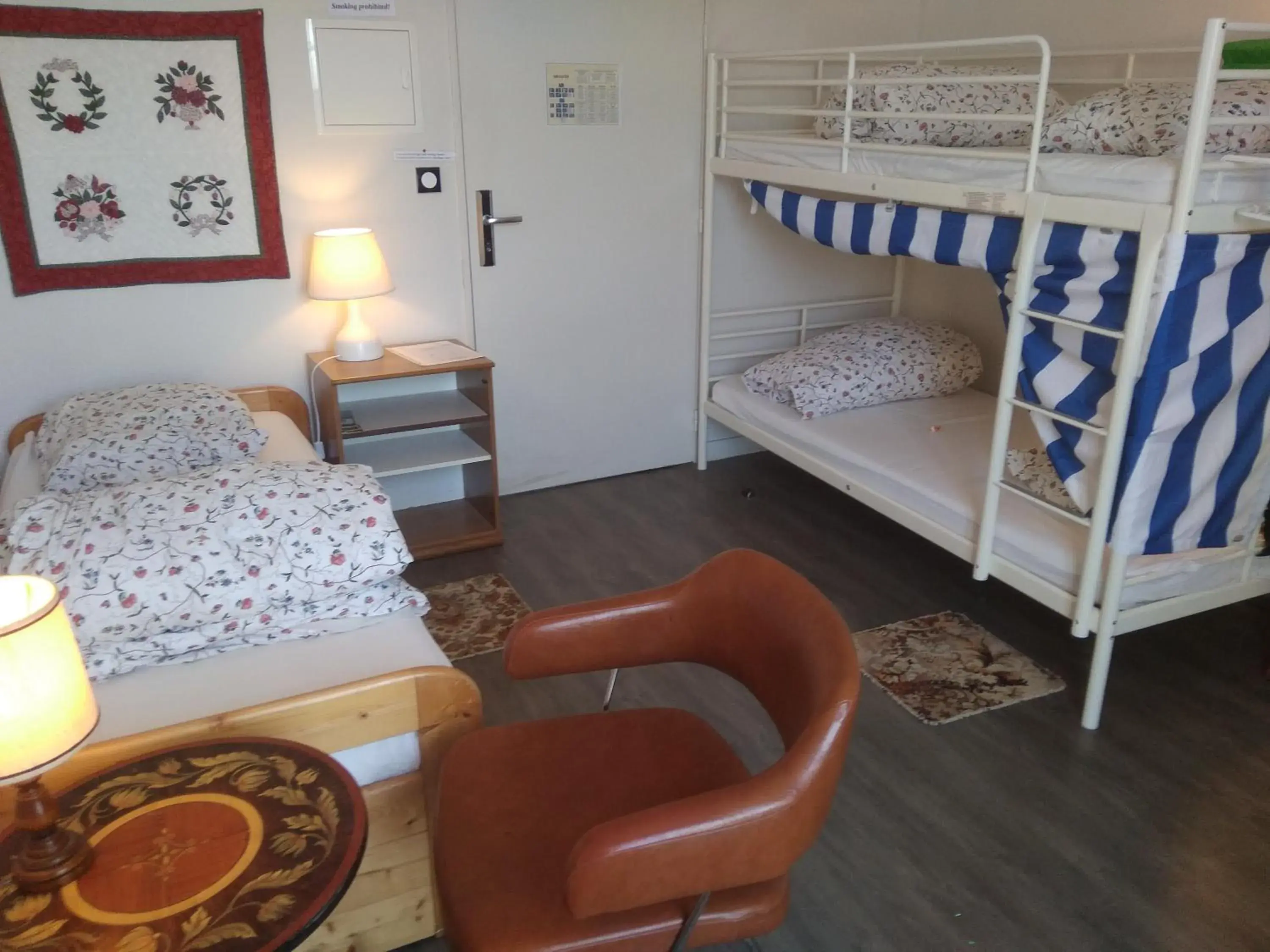 Double or Twin Room in Fontaineblhostel hostel & camping near Fontainebleau Double or Twin Room in Fontaineblhostel hostel & camping near Fontainebleau