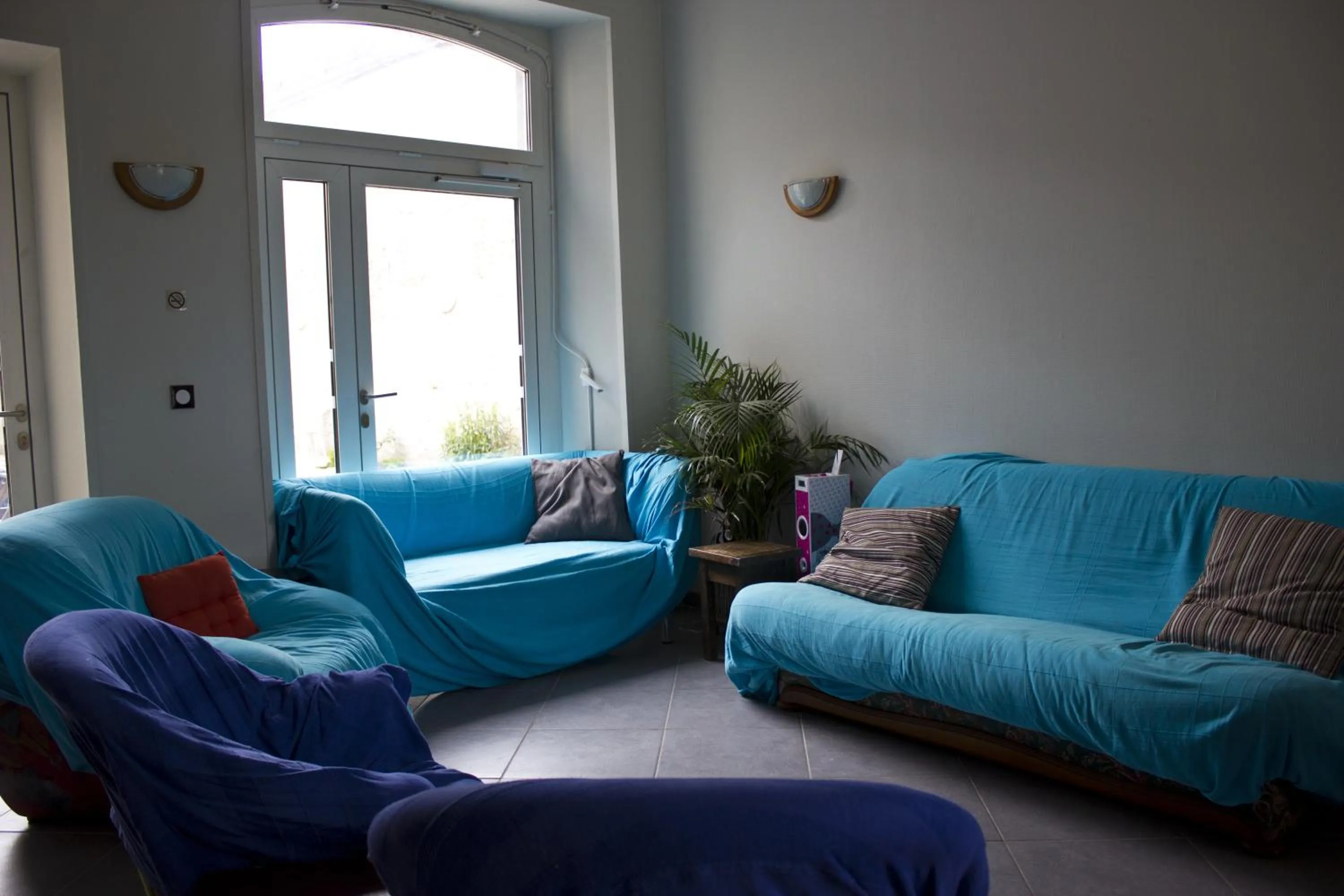 Communal lounge/ TV room in Fontaineblhostel hostel & camping near Fontainebleau