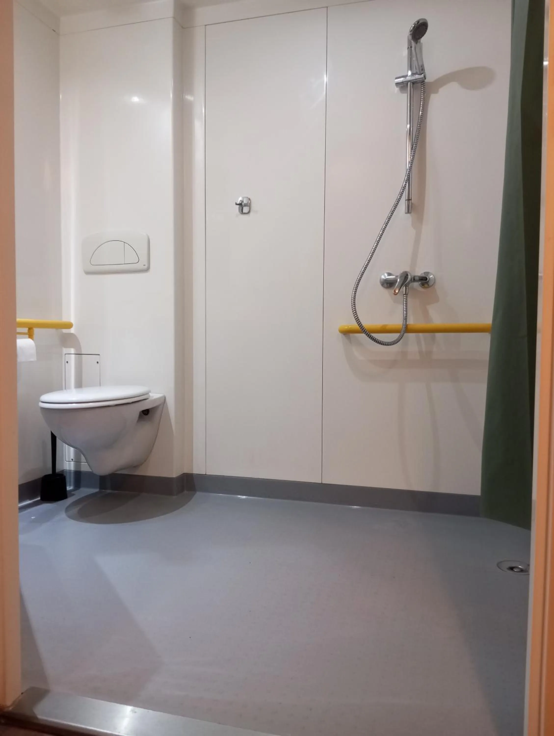 Bed in 6-Bed Mixed Dormitory Room in Fontaineblhostel hostel & camping near Fontainebleau