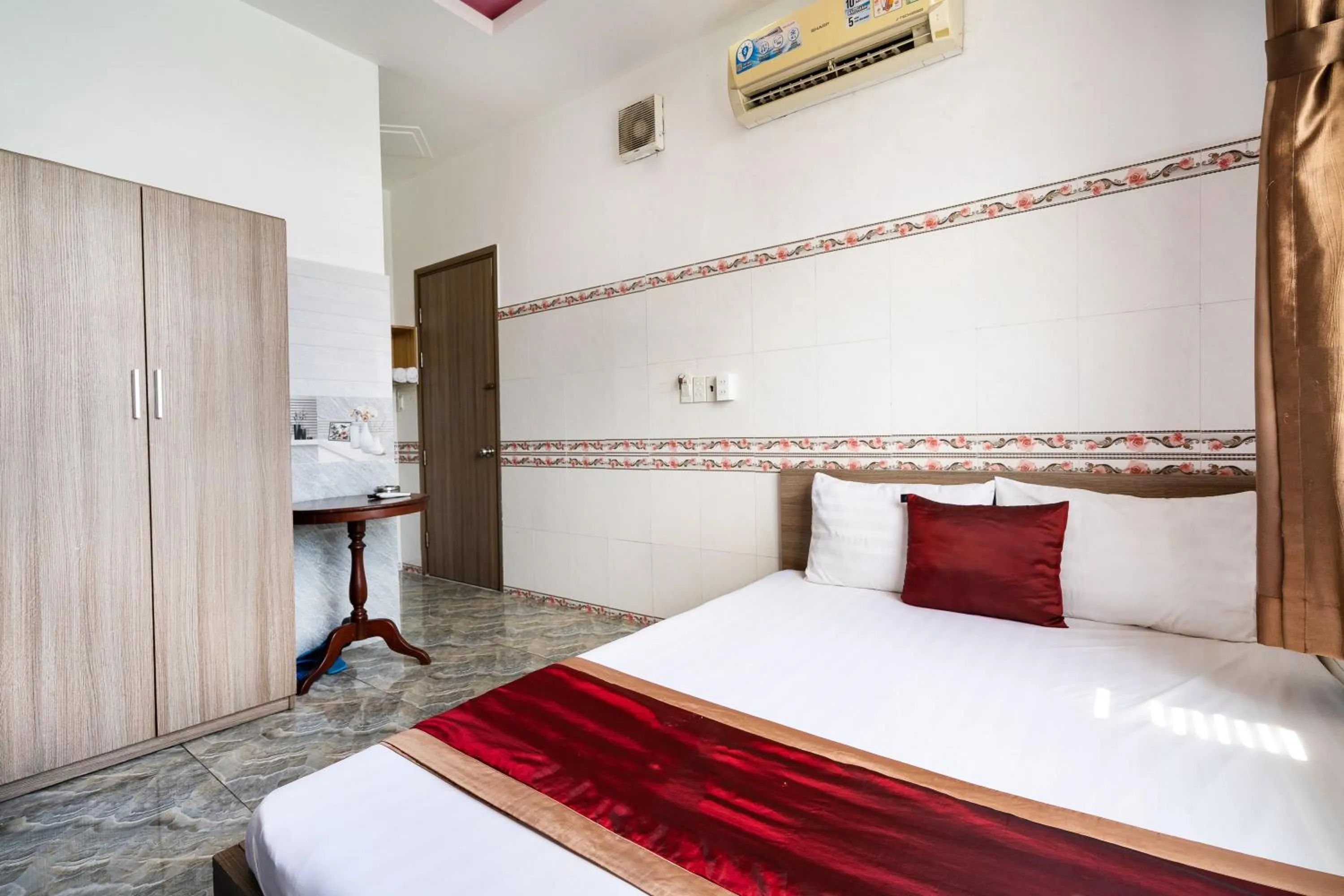 Photo of the whole room, Bed in Collection O District 12 - Mau Tim Hotel