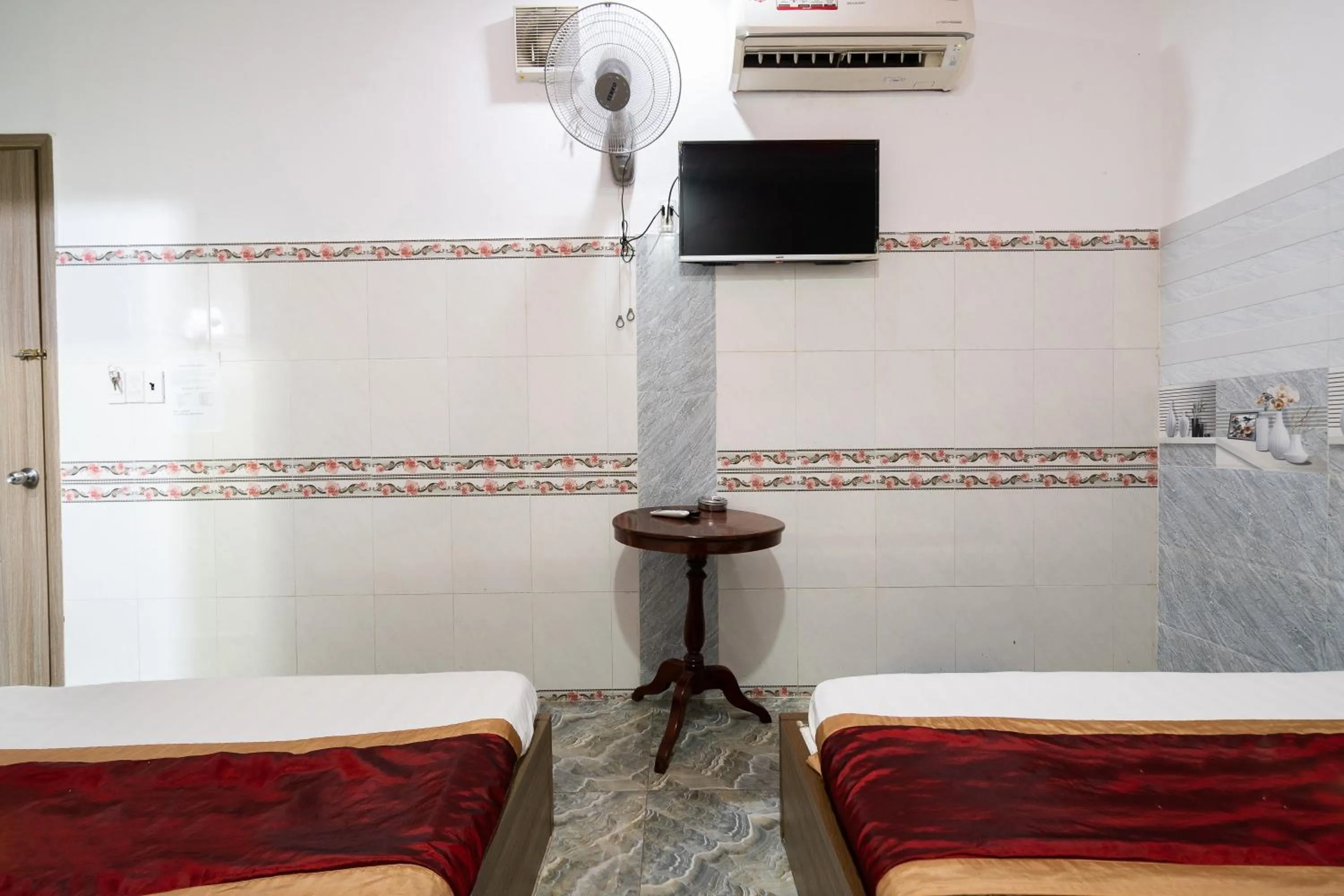 Photo of the whole room in Collection O District 12 - Mau Tim Hotel