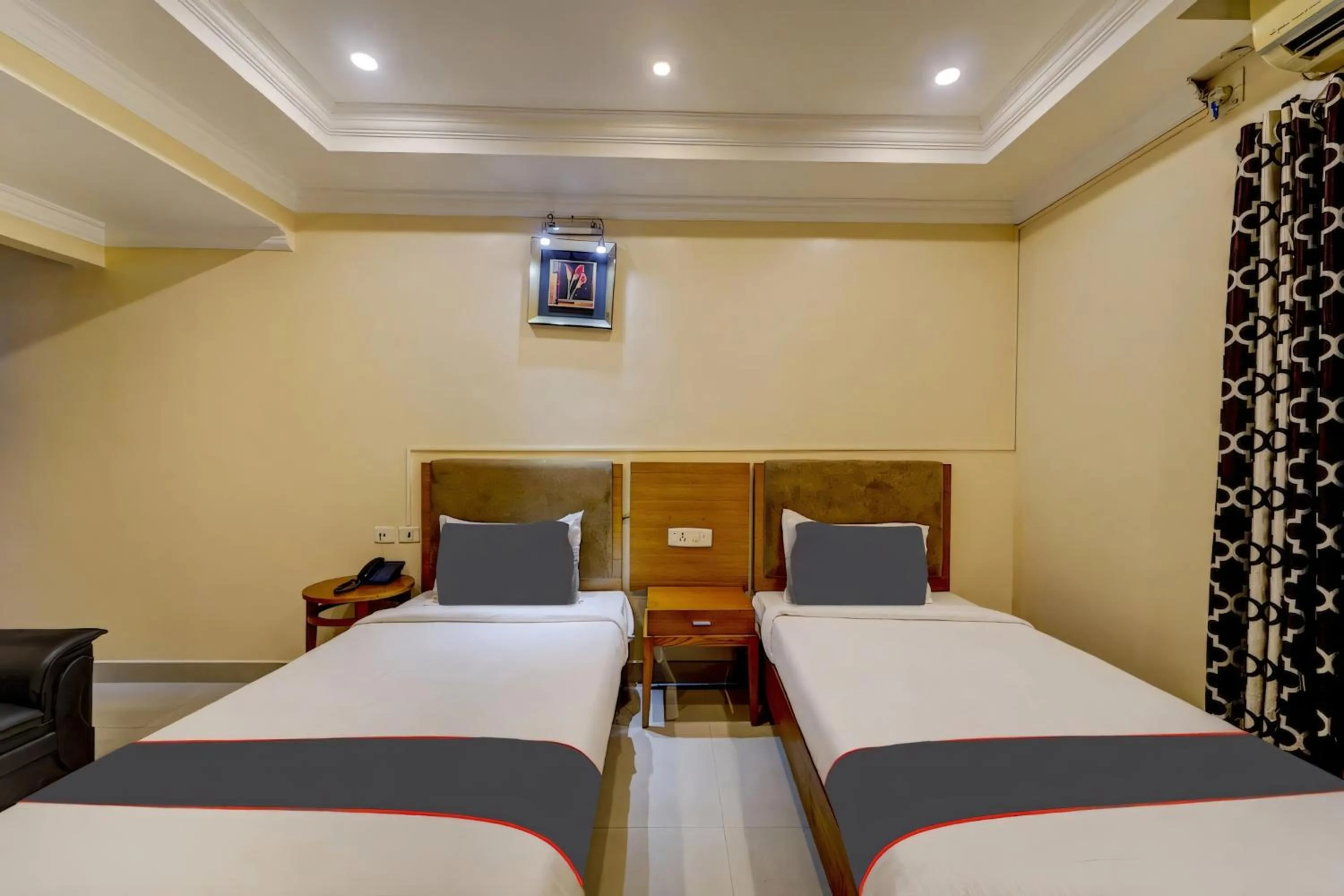 Bed in RG SUITES Ashok Nagar Near VADAPALANI