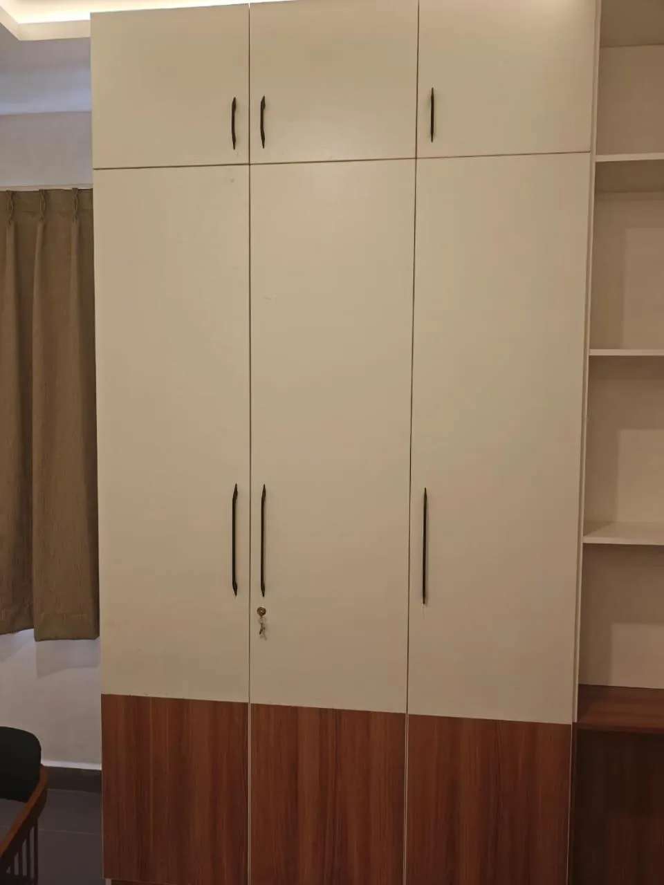 wardrobe in Hotel Diyanvi