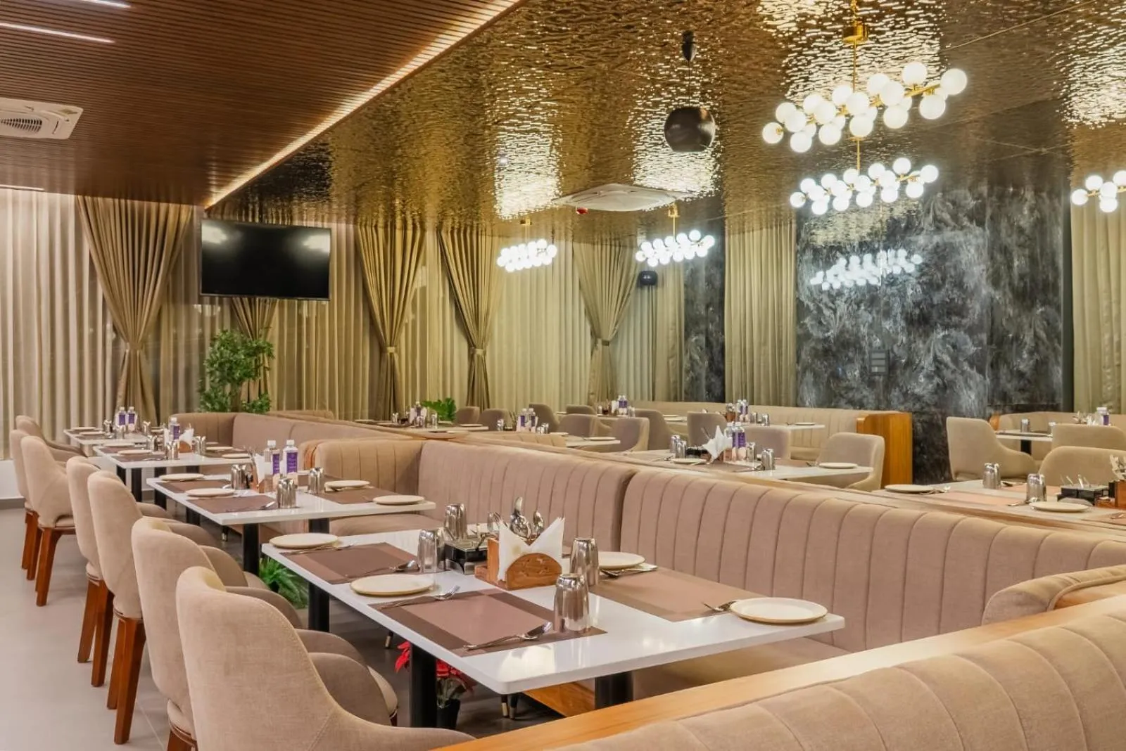 Restaurant/places to eat in Hotel Diyanvi