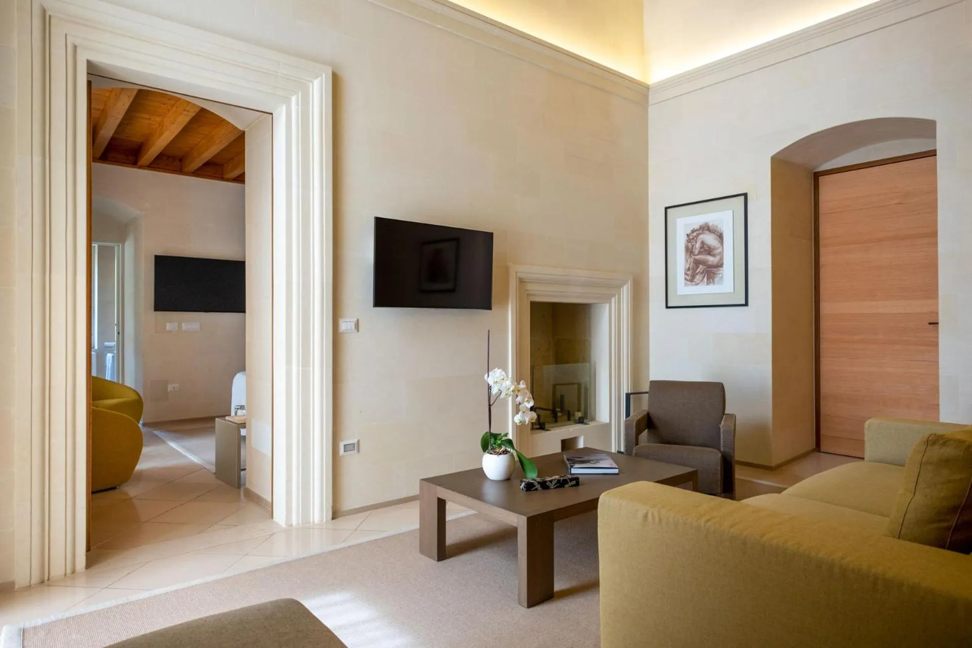 TV and multimedia in La Fiermontina Luxury Home Hotel