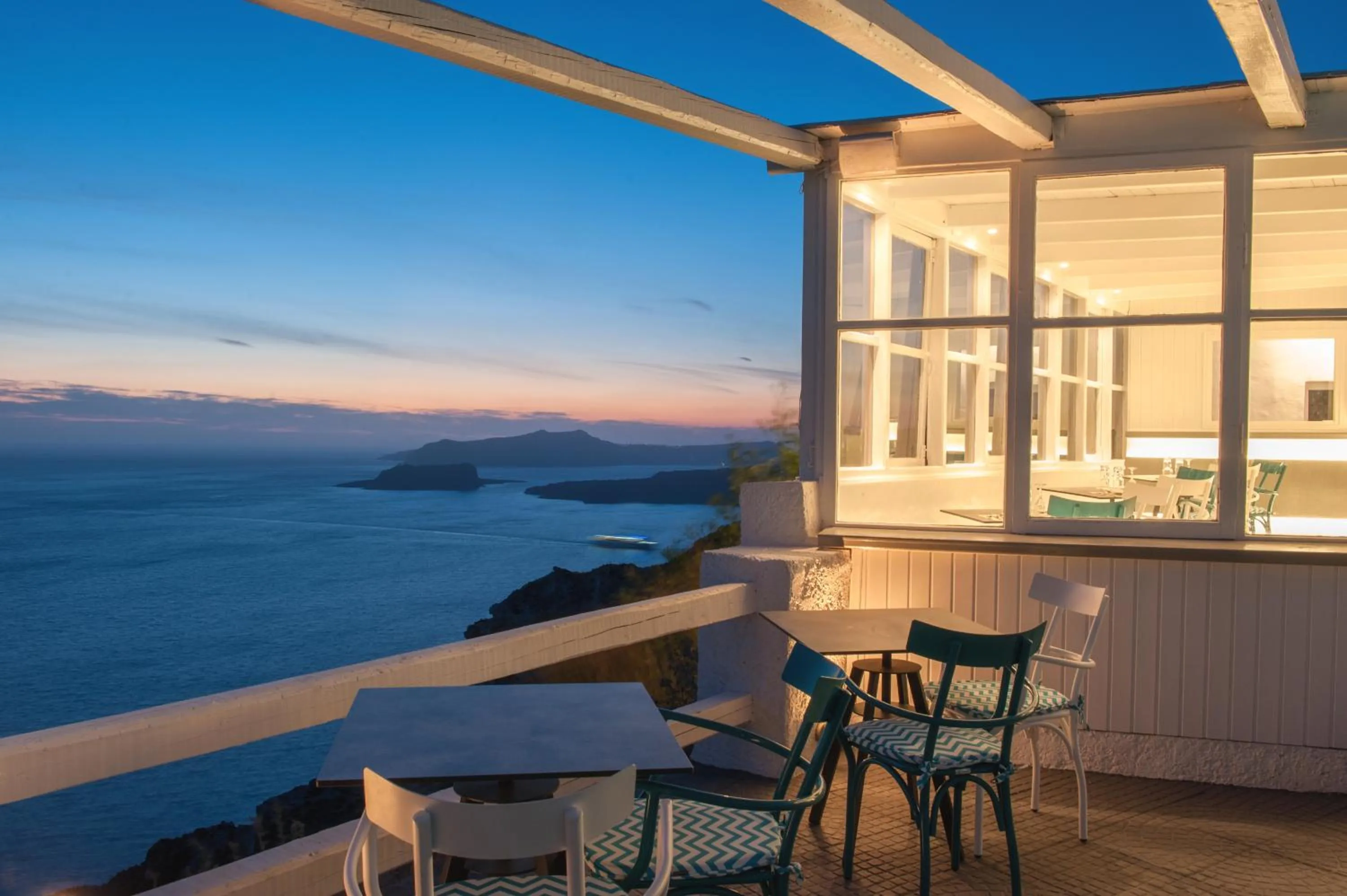 Restaurant/places to eat in Artemis Suites