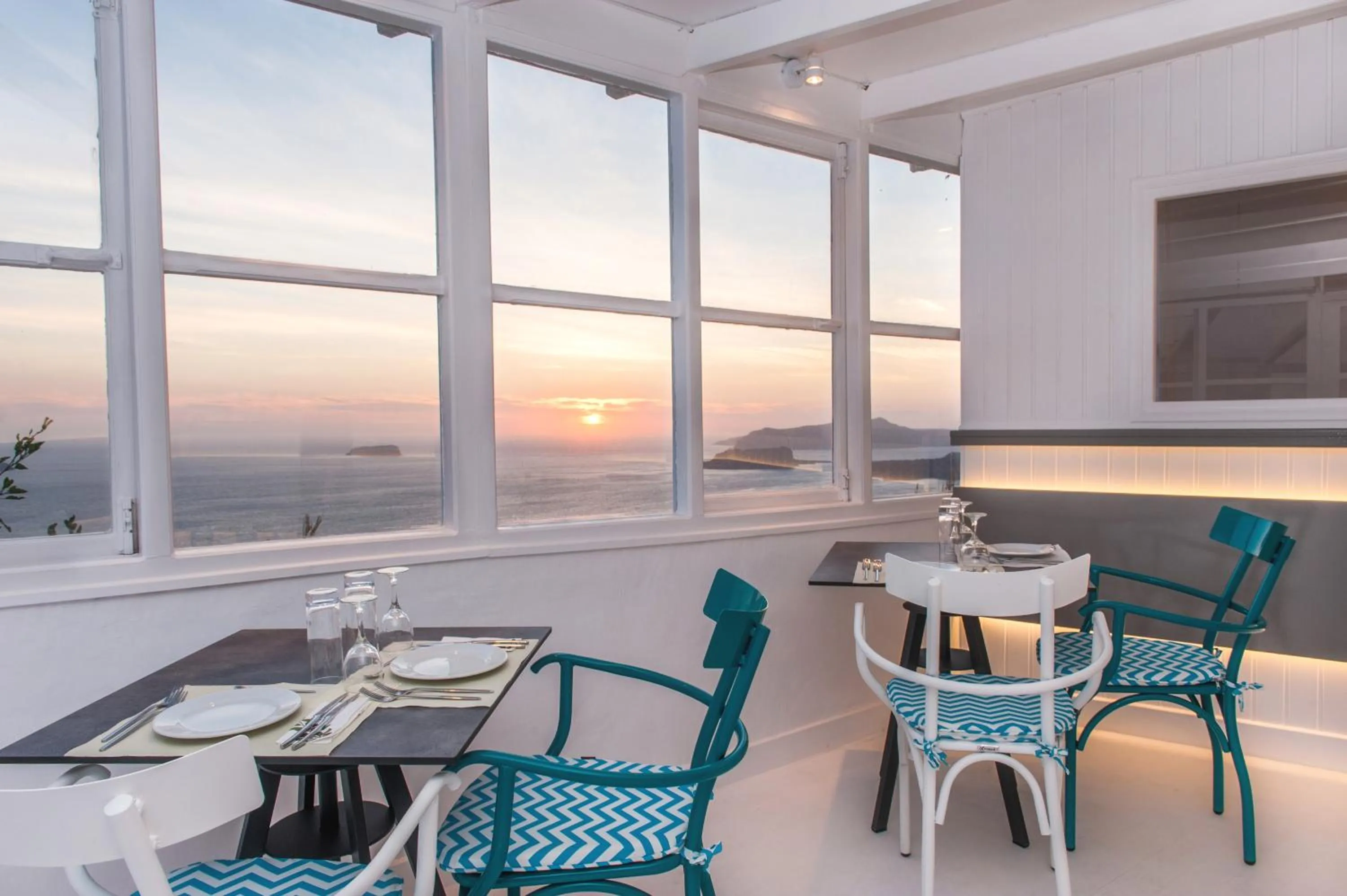 Restaurant/places to eat in Artemis Suites