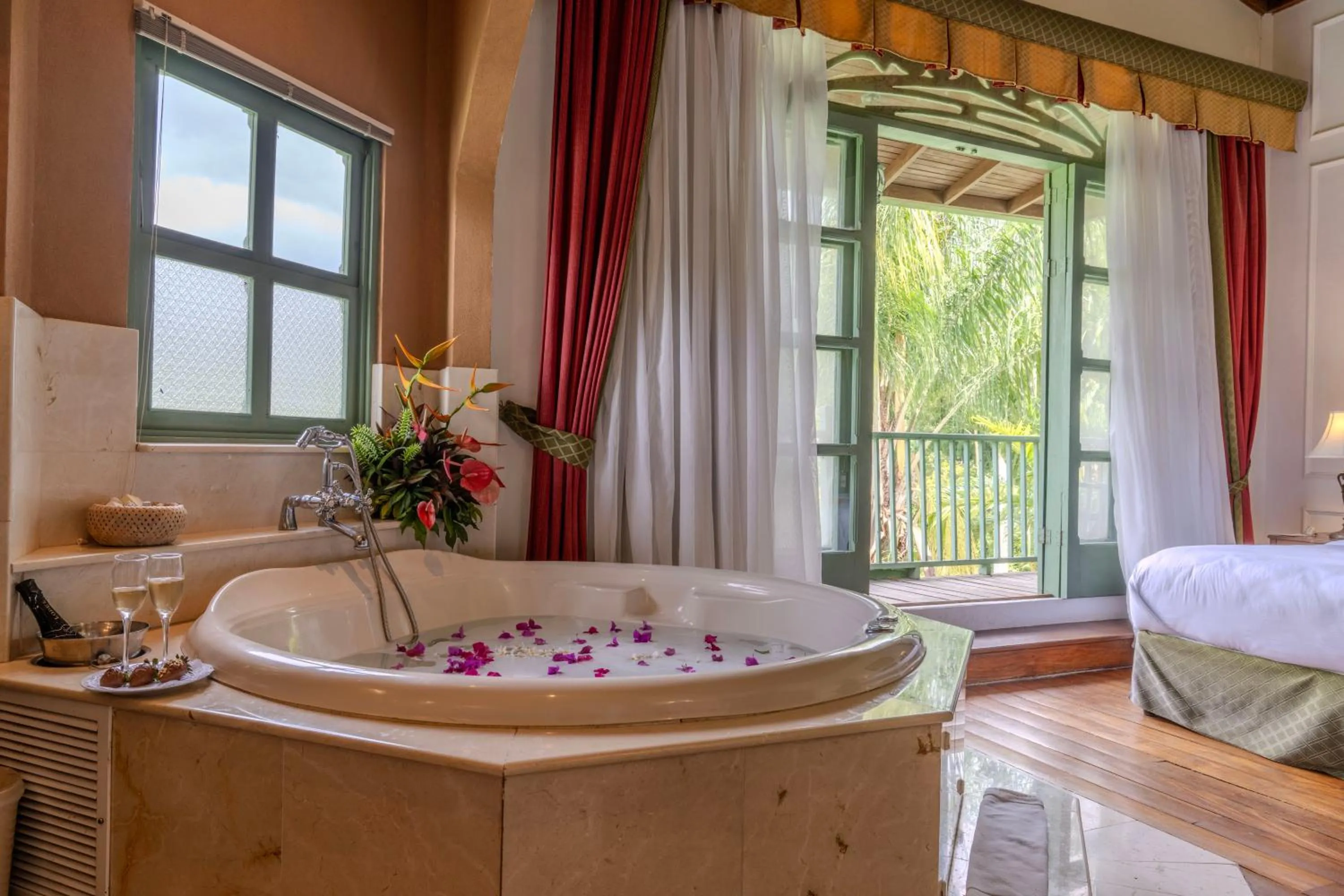 Hot Tub, Bed in Hotel Casa Turire