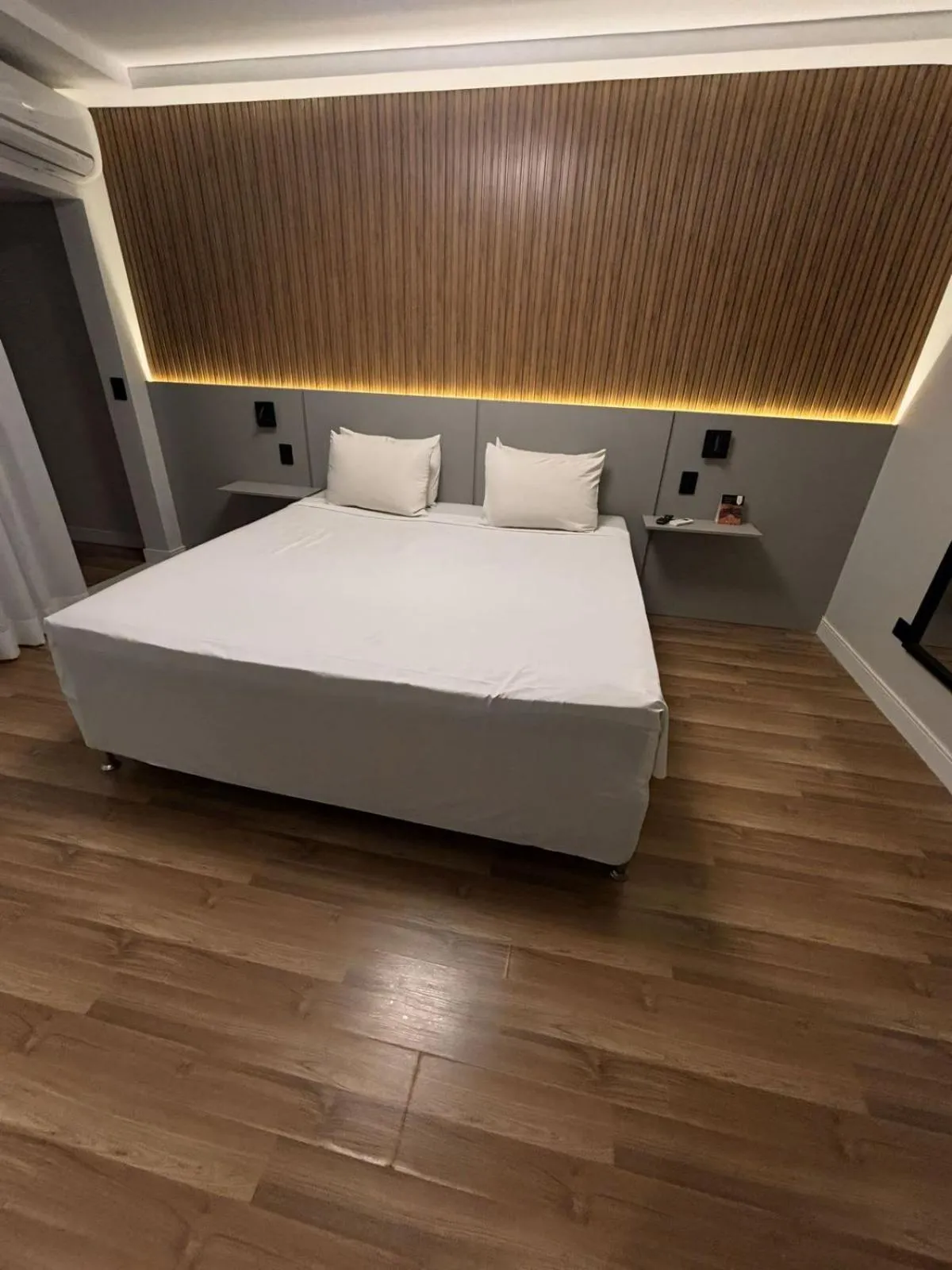 Bed in Summit Hotel Monaco